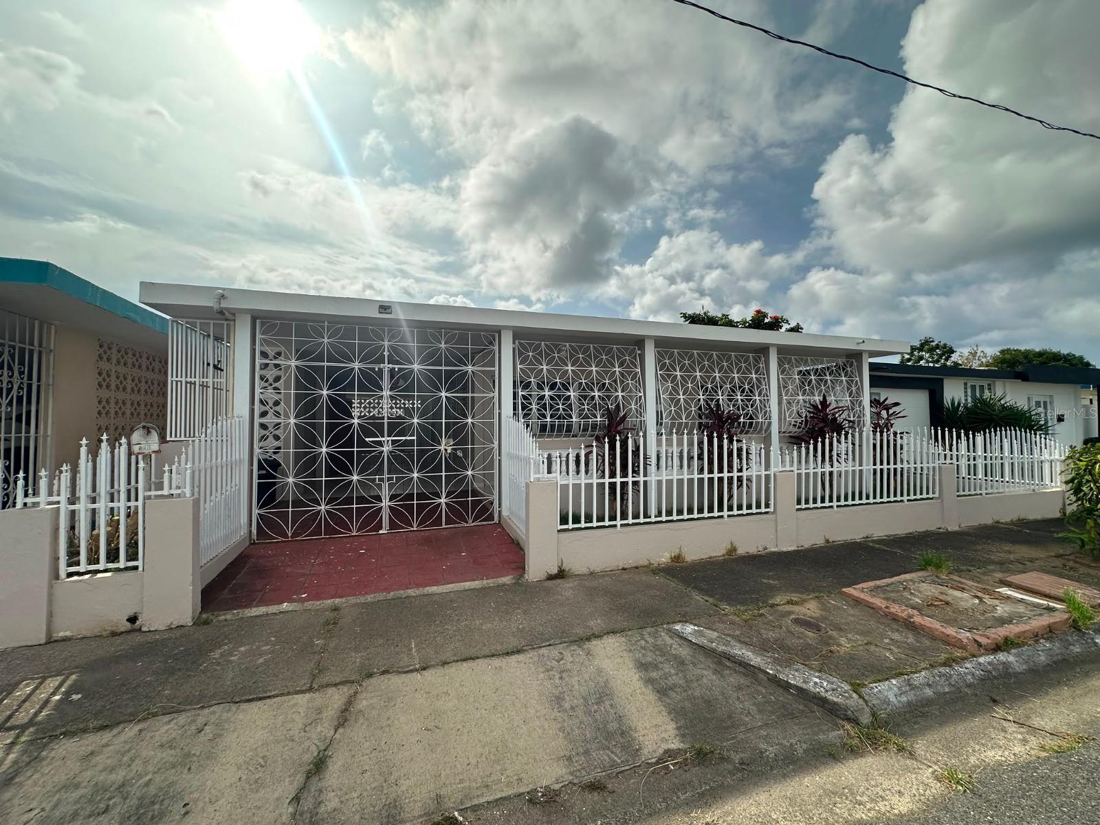 Single Family Residence in CAROLINA, PR - Daniel Dourado