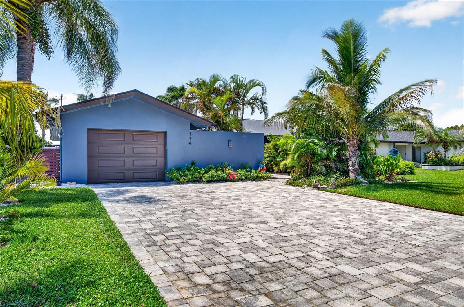 Single Family Residence in BELLEAIR BEACH, FL - Daniel Dourado