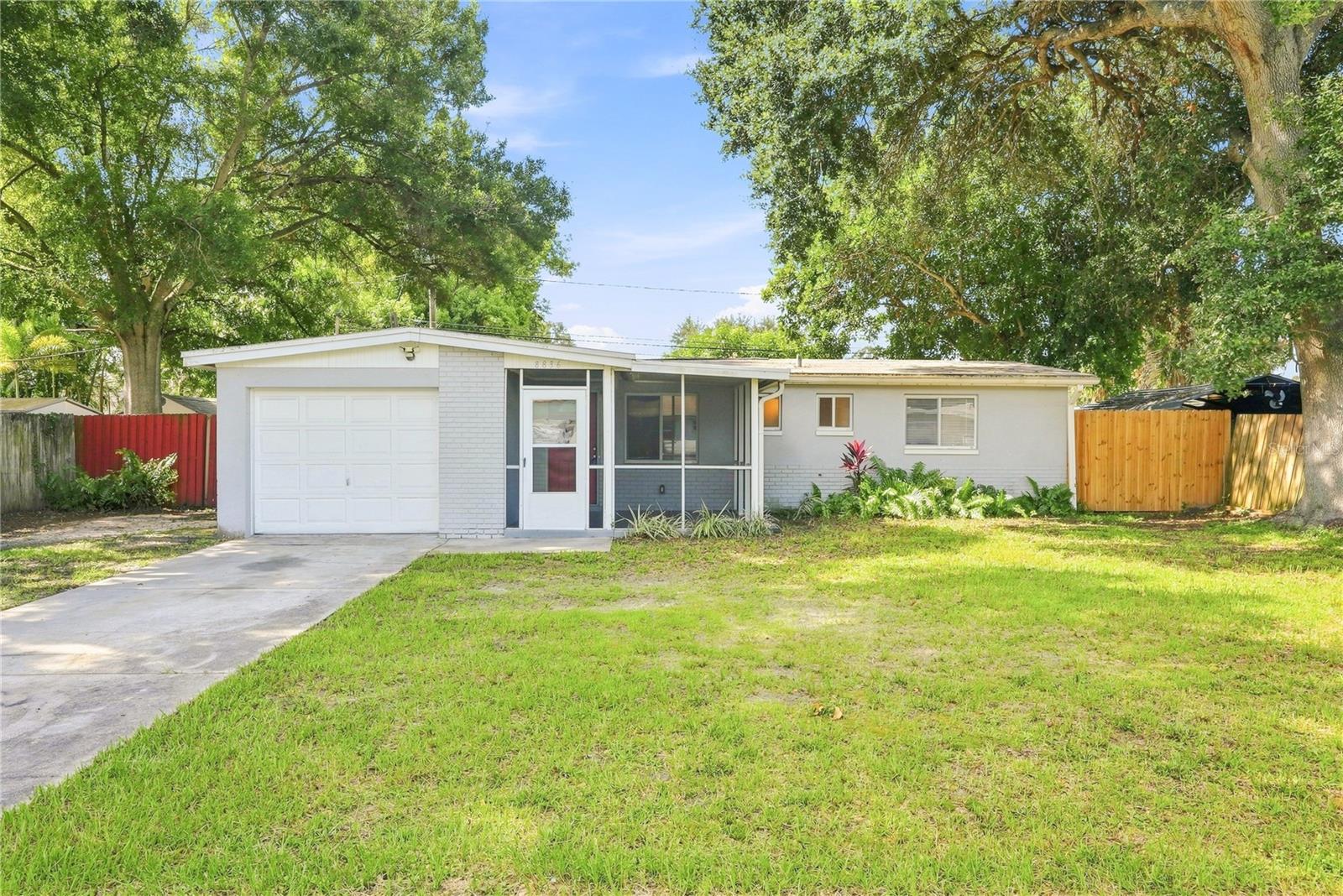 Single Family Residence in SEMINOLE, FL - Daniel Dourado