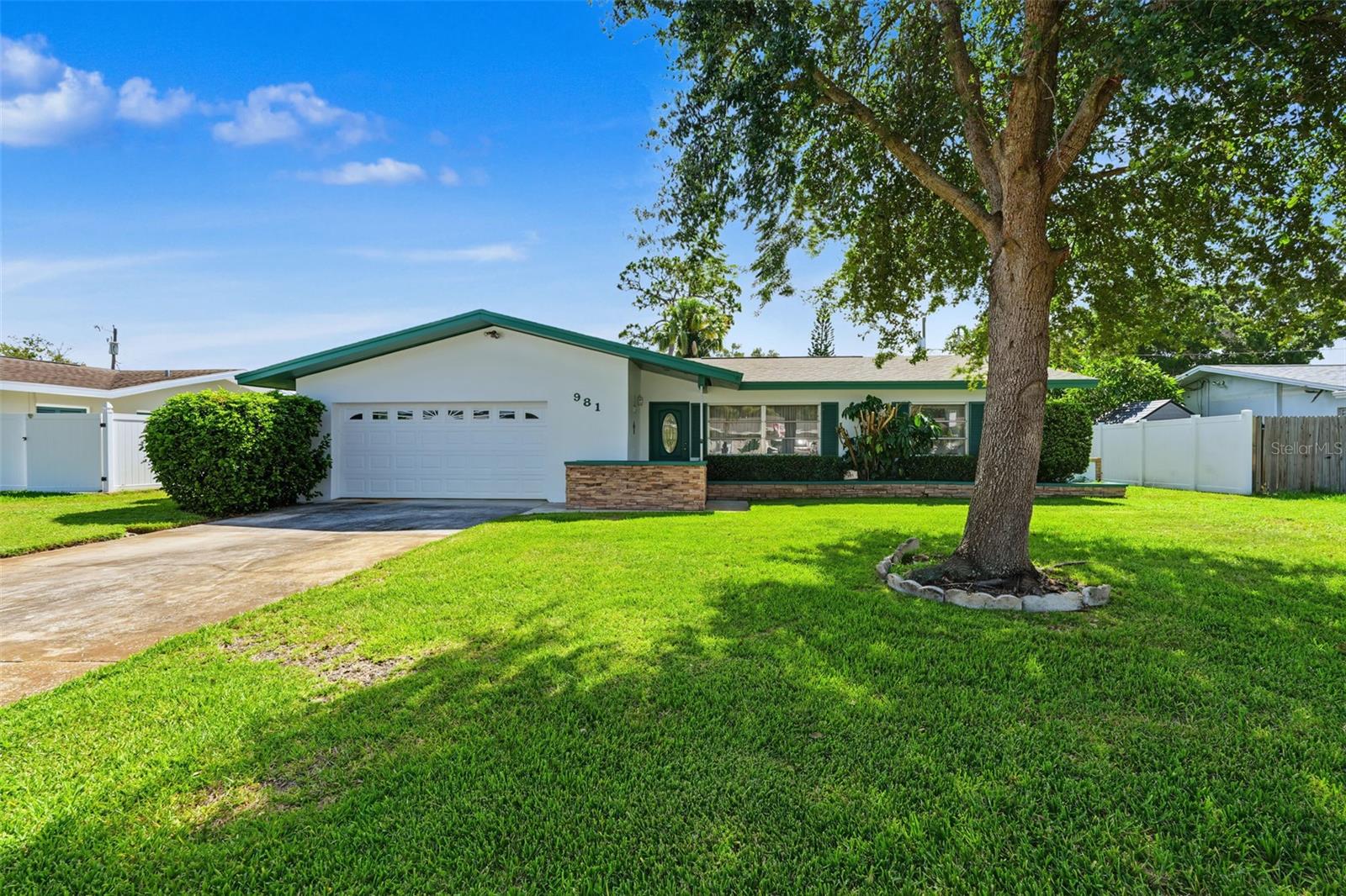 Single Family Residence in LARGO, FL - Daniel Dourado