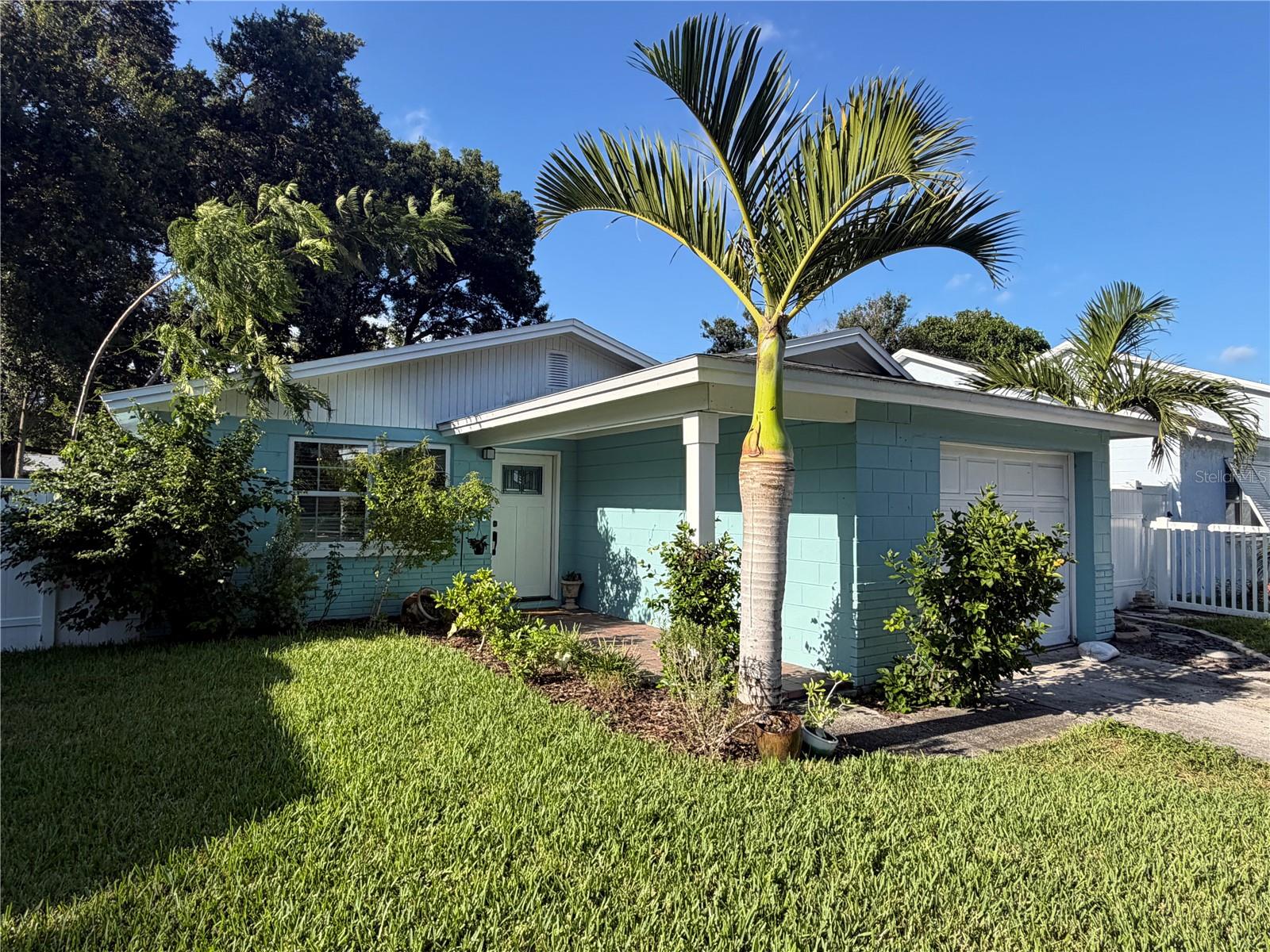Single Family Residence in PINELLAS PARK, FL - Daniel Dourado