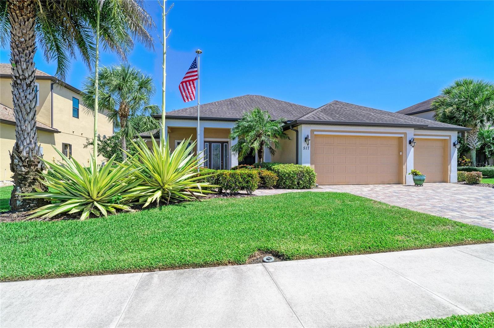 Single Family Residence in BRADENTON, FL - Daniel Dourado