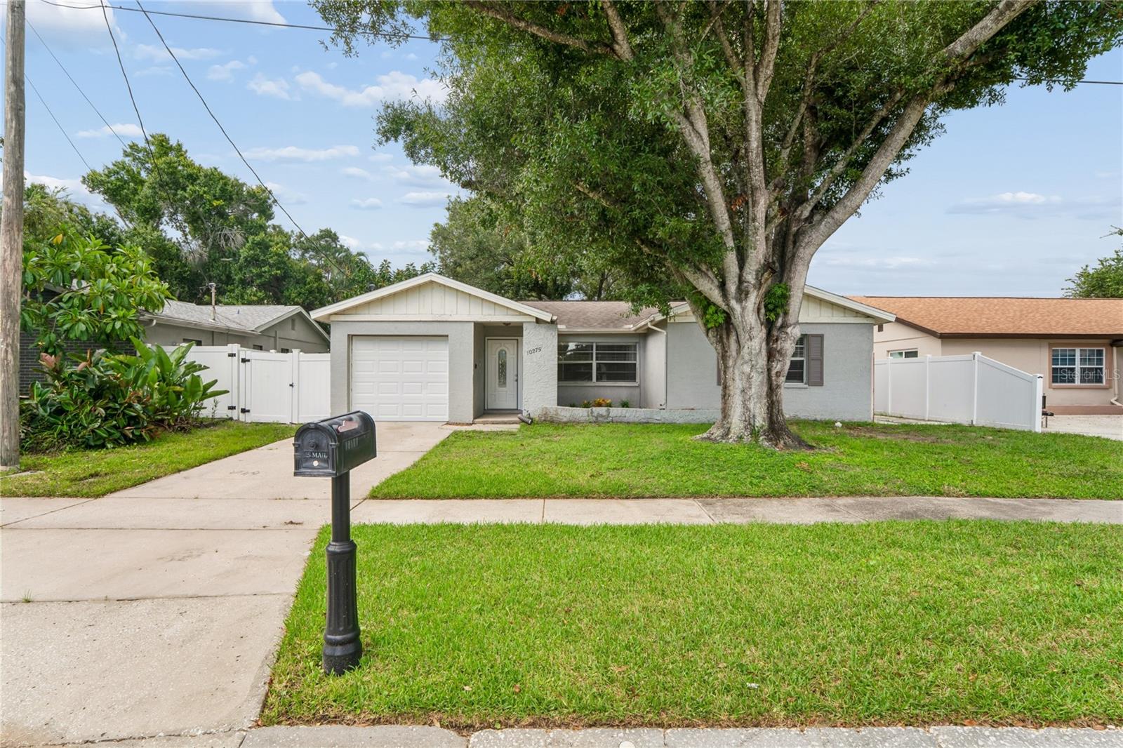 Single Family Residence in PINELLAS PARK, FL - Daniel Dourado