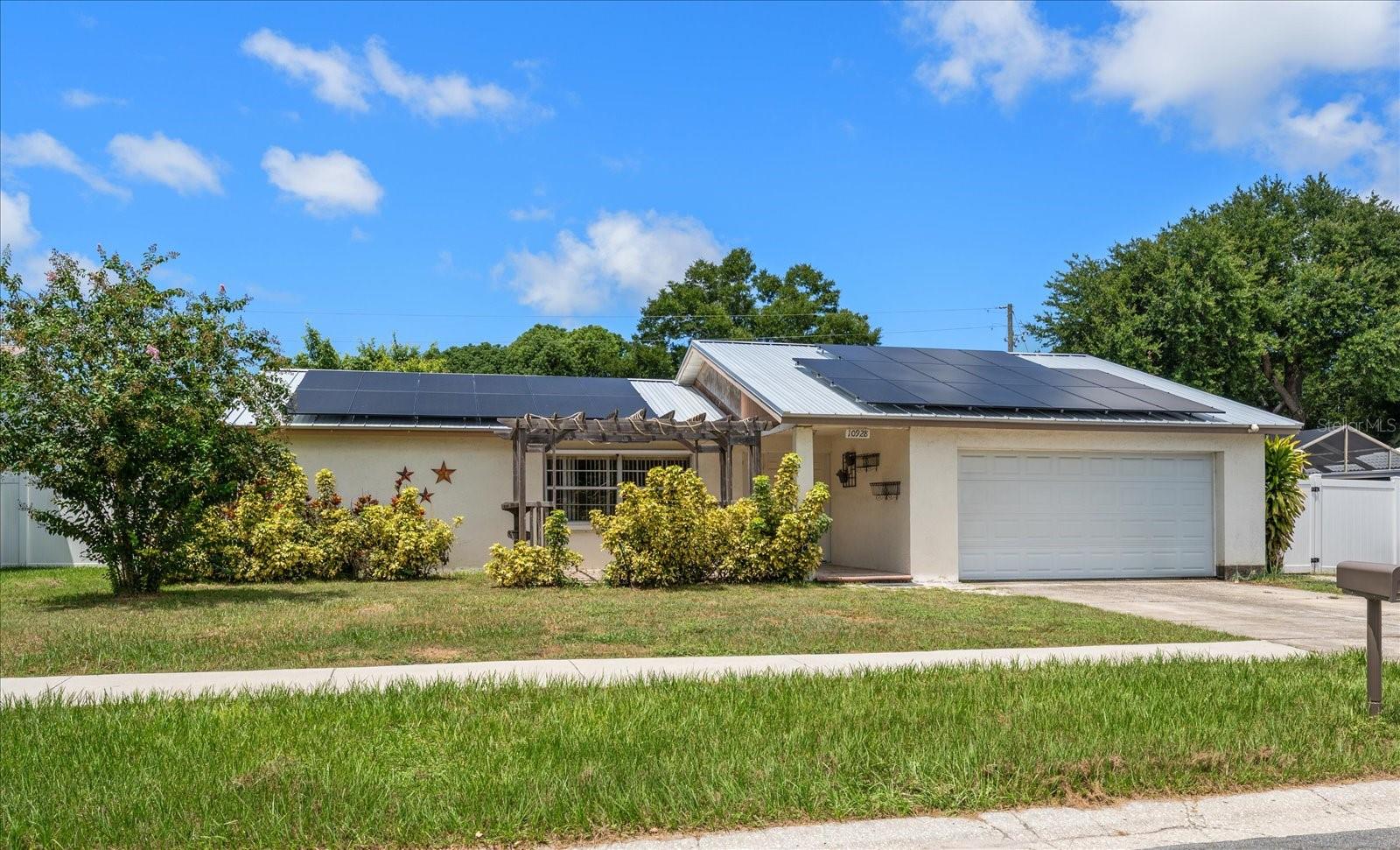 Single Family Residence in SEMINOLE, FL - Daniel Dourado