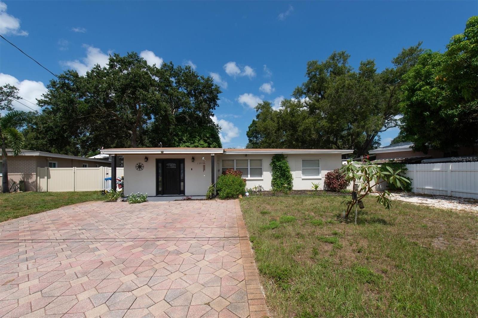 Single Family Residence in LARGO, FL - Daniel Dourado