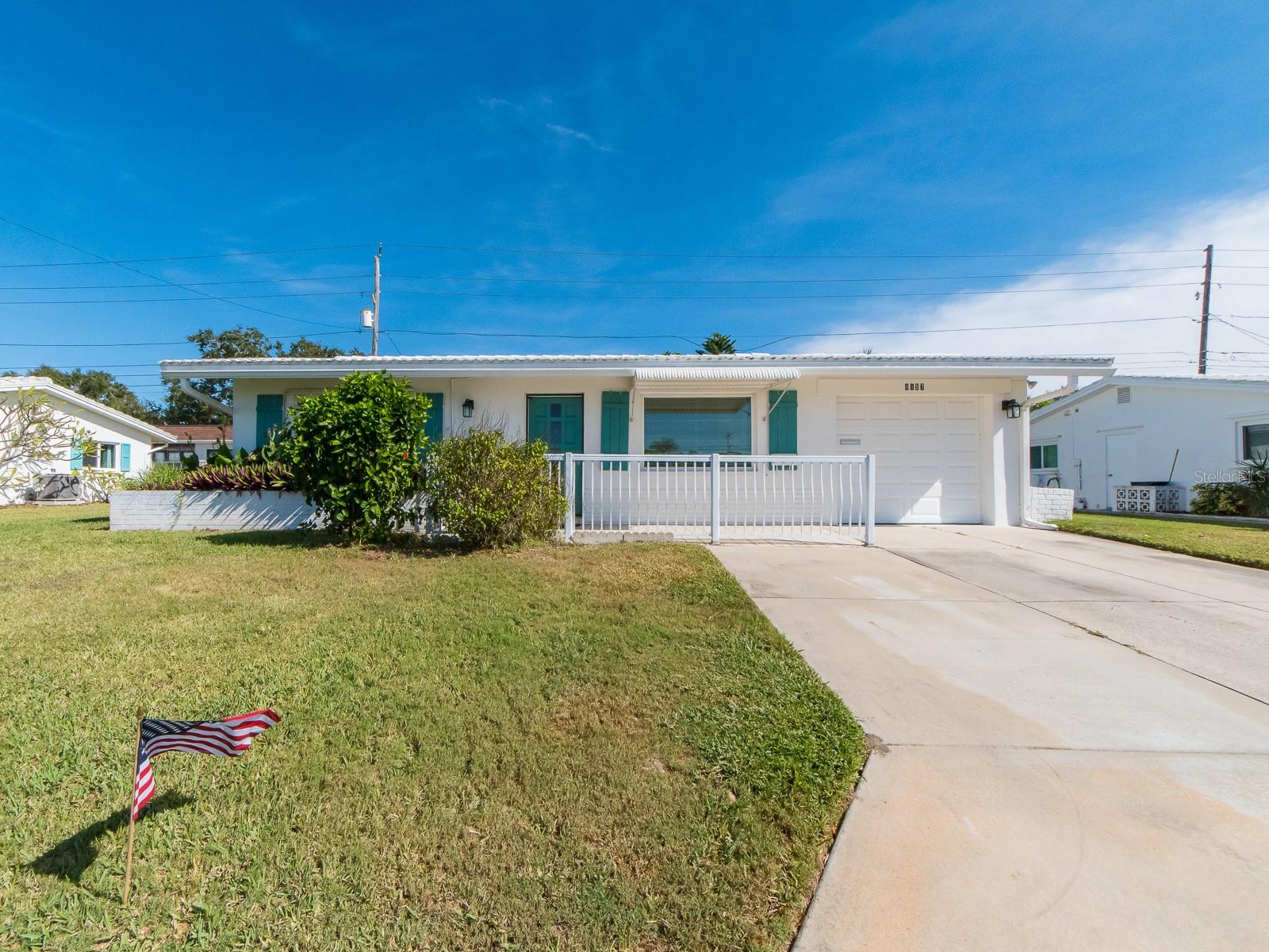 Single Family Residence in SEMINOLE, FL - Daniel Dourado