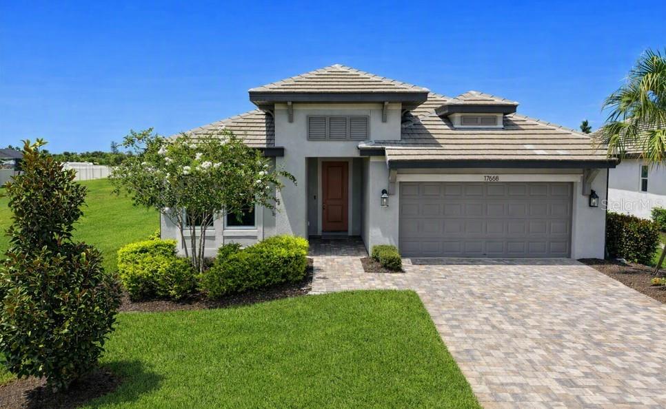 Single Family Residence in BRADENTON, FL - Daniel Dourado