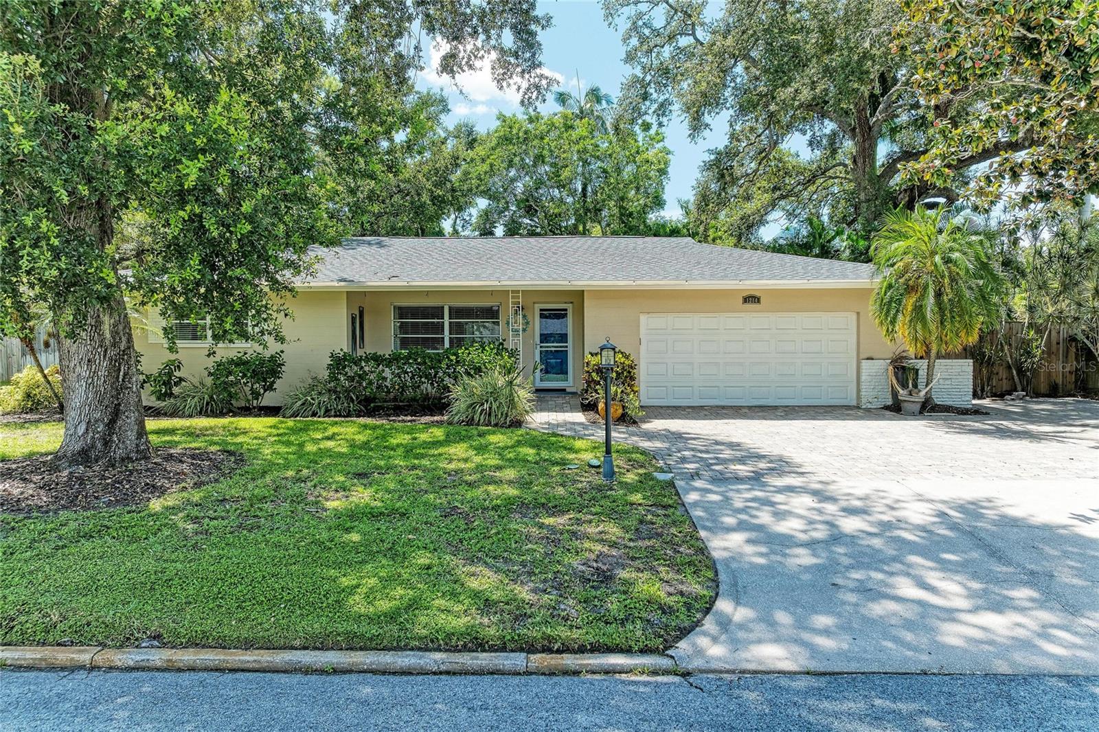Single Family Residence in BRADENTON, FL - Daniel Dourado
