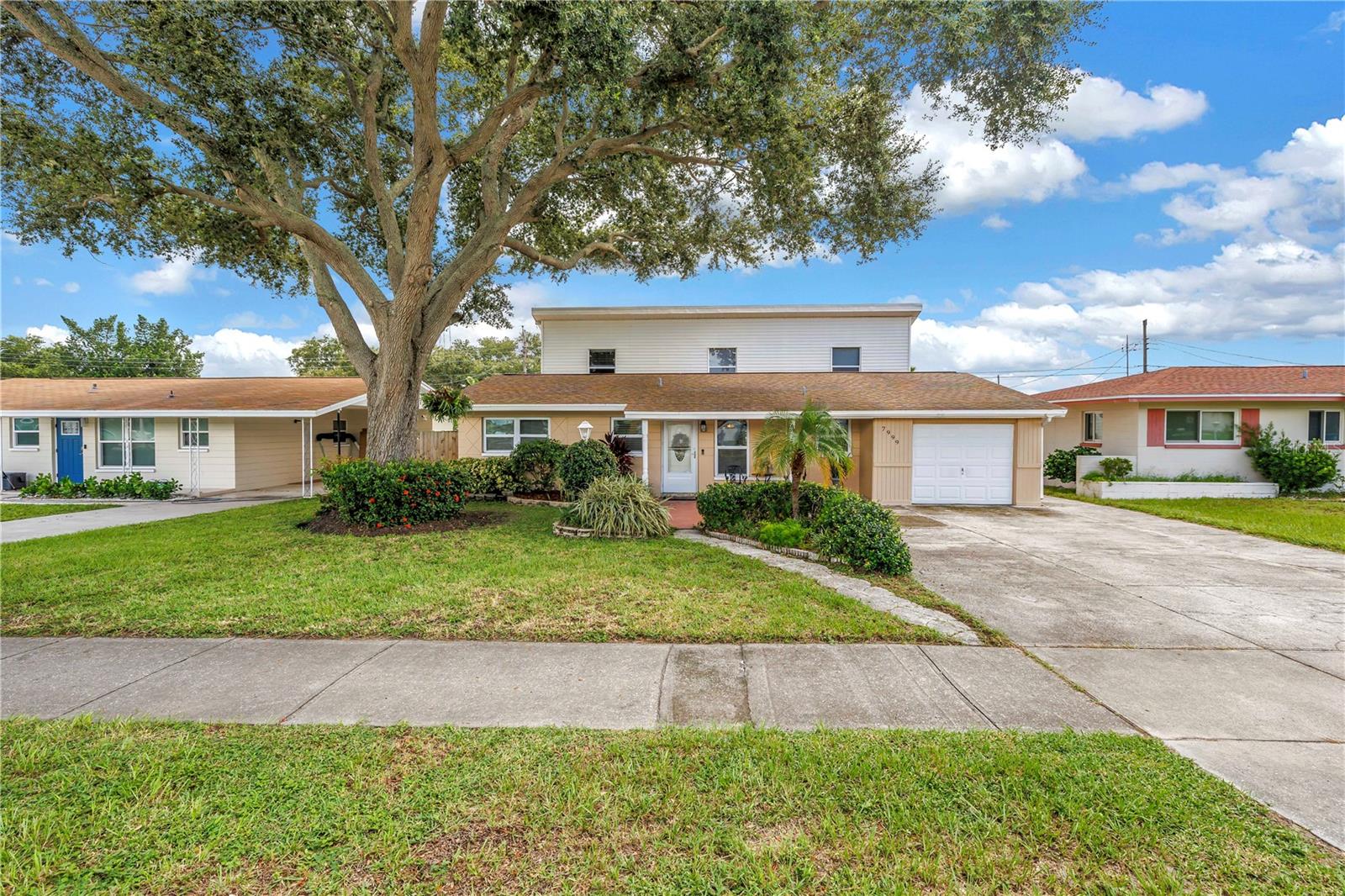 Single Family Residence in SEMINOLE, FL - Daniel Dourado