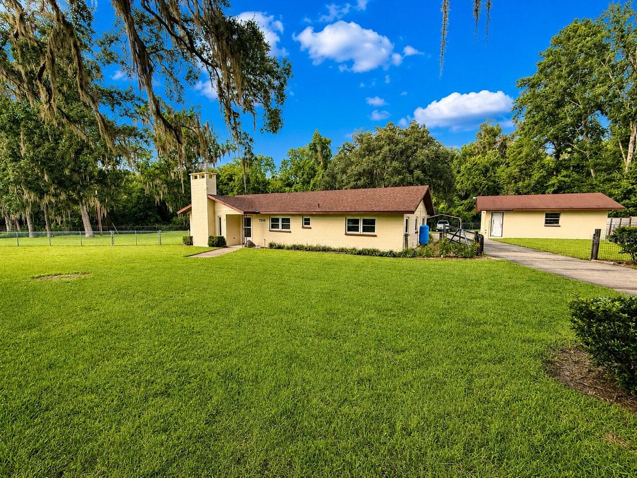 Single Family Residence in ALACHUA, FL - Daniel Dourado