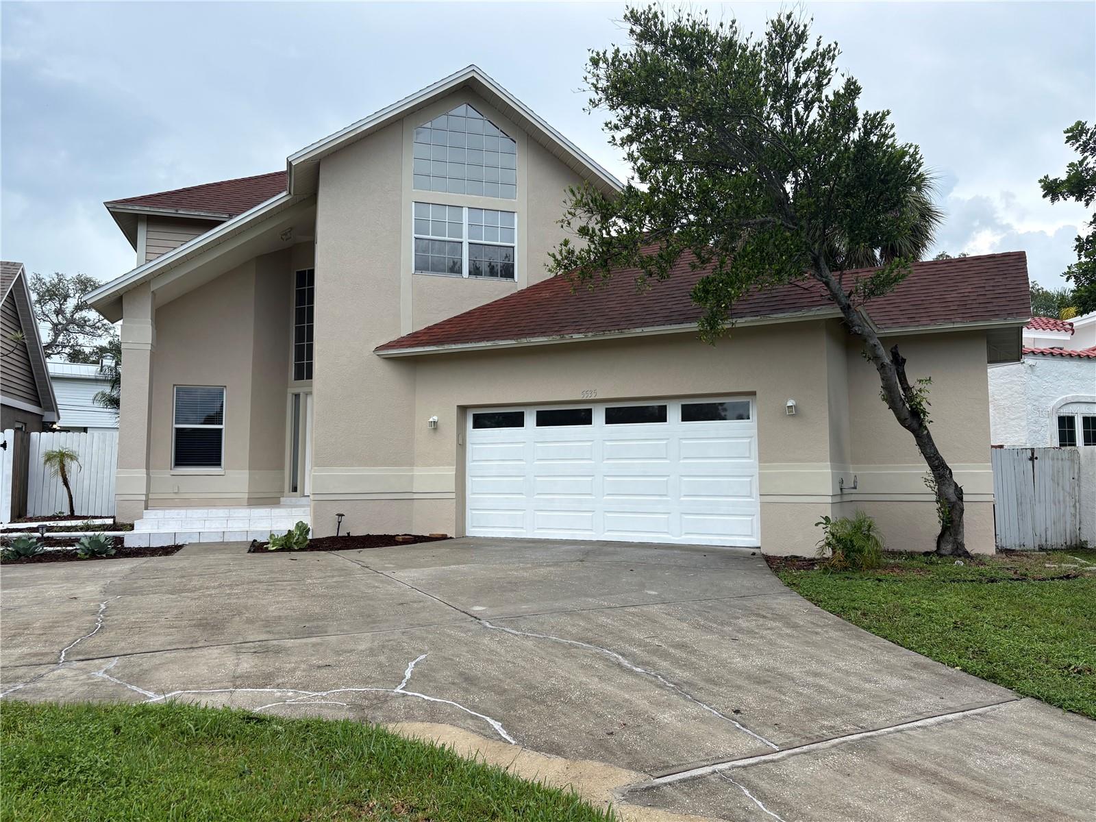 Single Family Residence in SEMINOLE, FL - Daniel Dourado