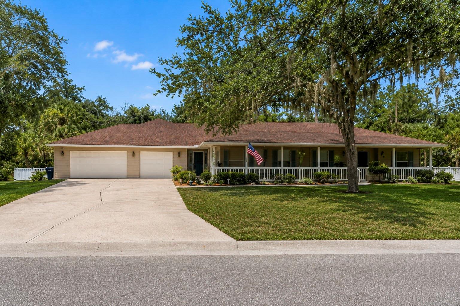 Single Family Residence in BRADENTON, FL - Daniel Dourado