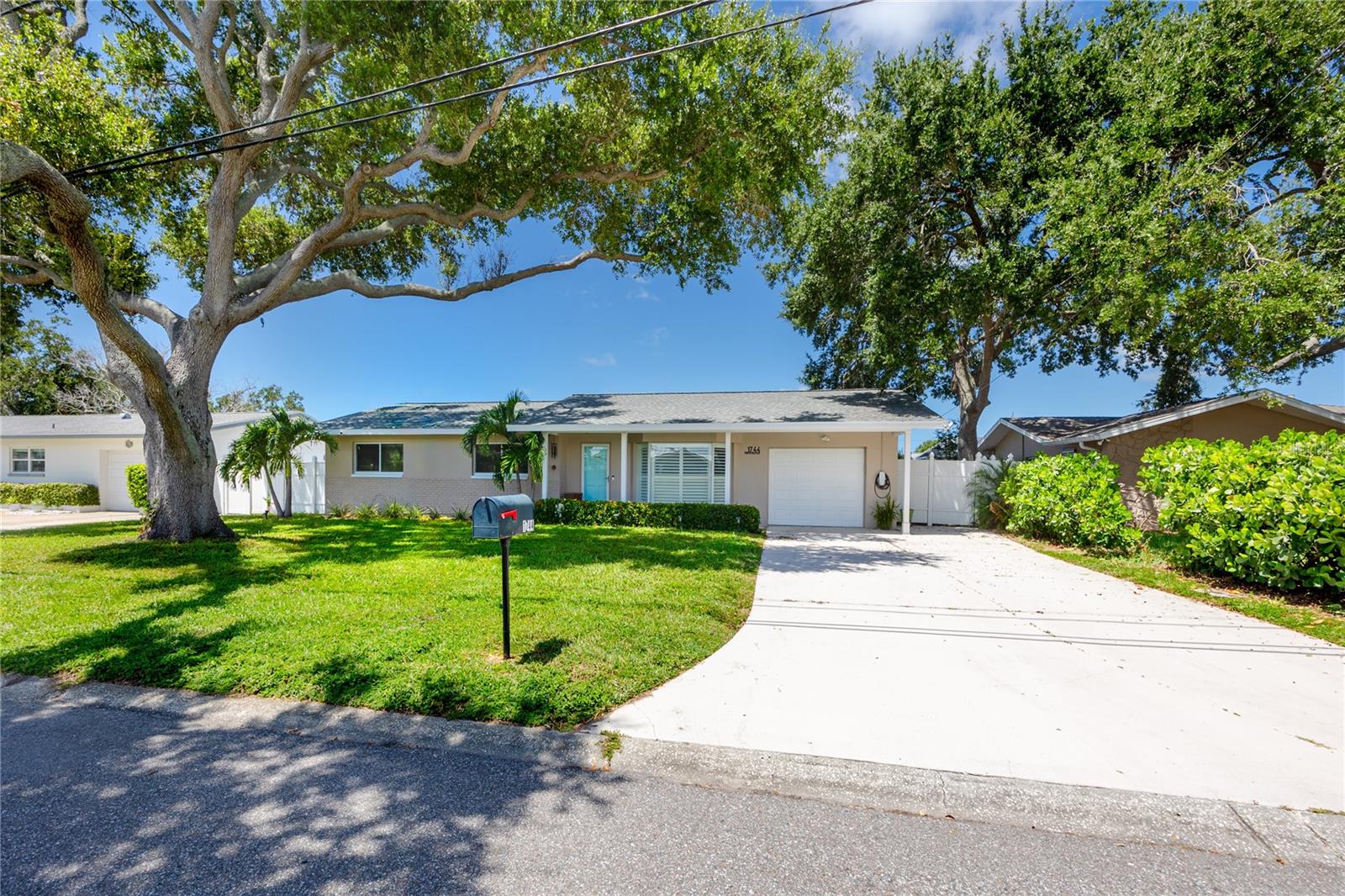 Single Family Residence in LARGO, FL - Daniel Dourado