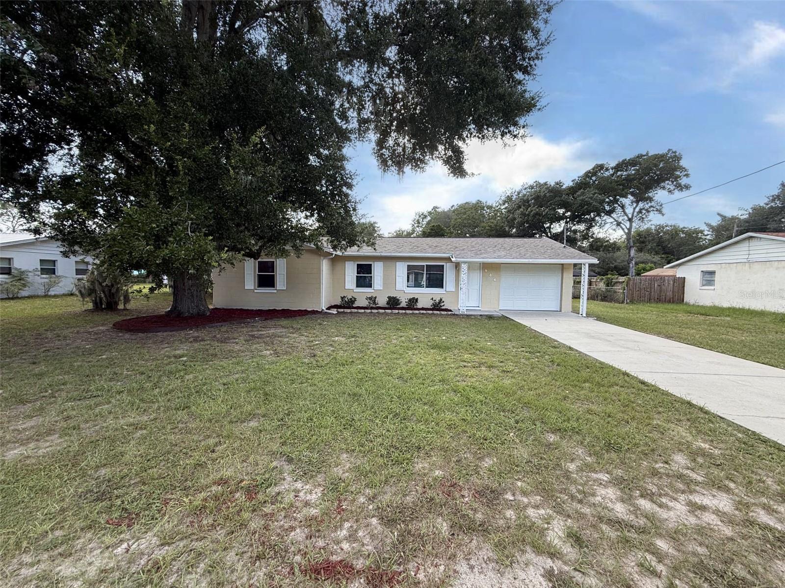 Single Family Residence in FRUITLAND PARK, FL - Daniel Dourado