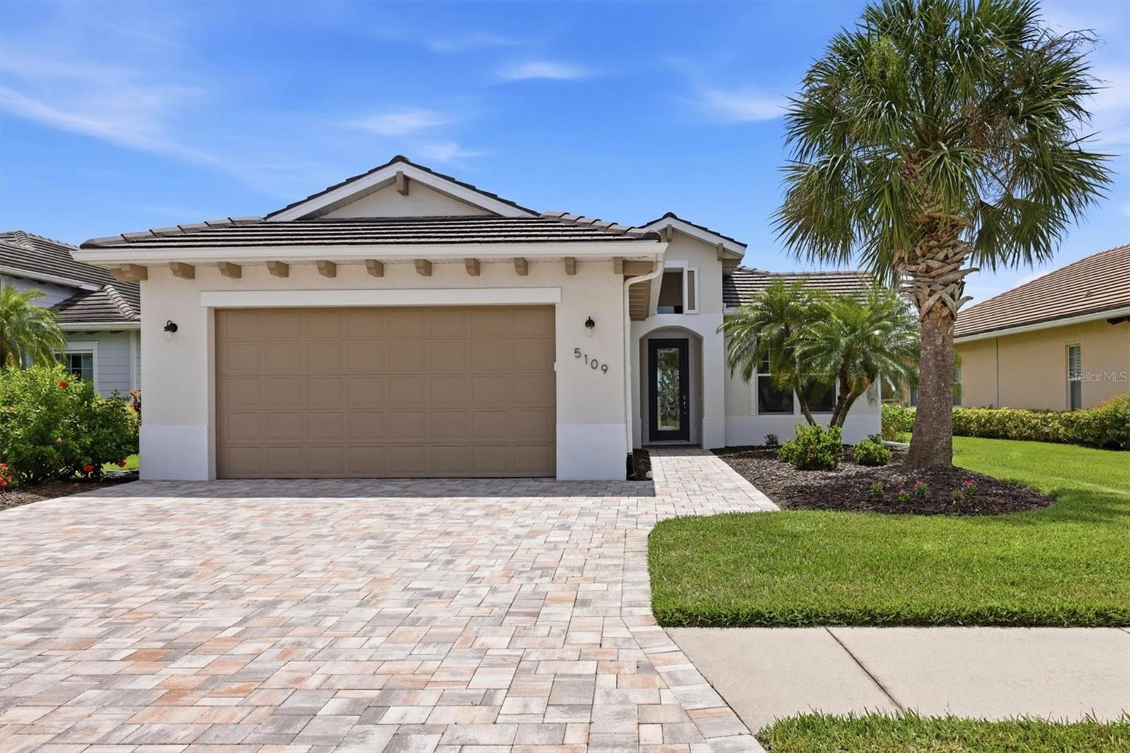 Single Family Residence in BRADENTON, FL - Daniel Dourado