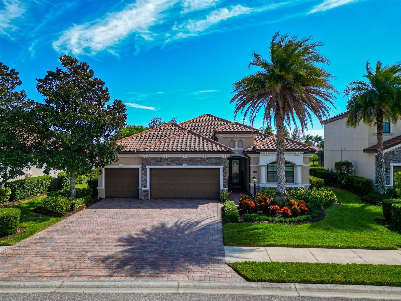 Single Family Residence in BRADENTON, FL - Daniel Dourado