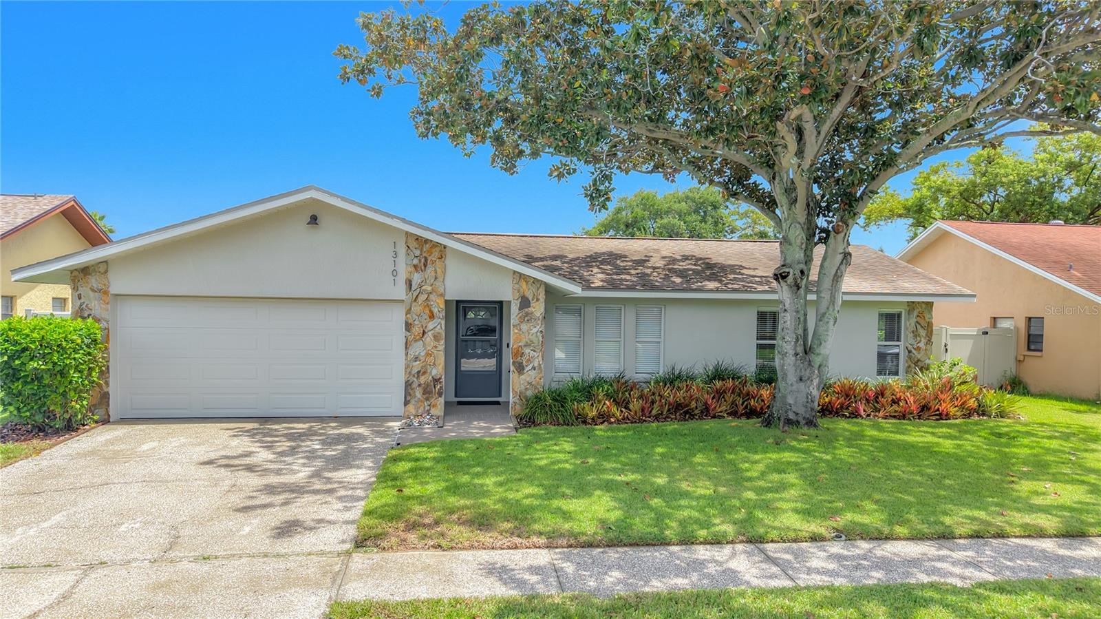 Single Family Residence in LARGO, FL - Daniel Dourado