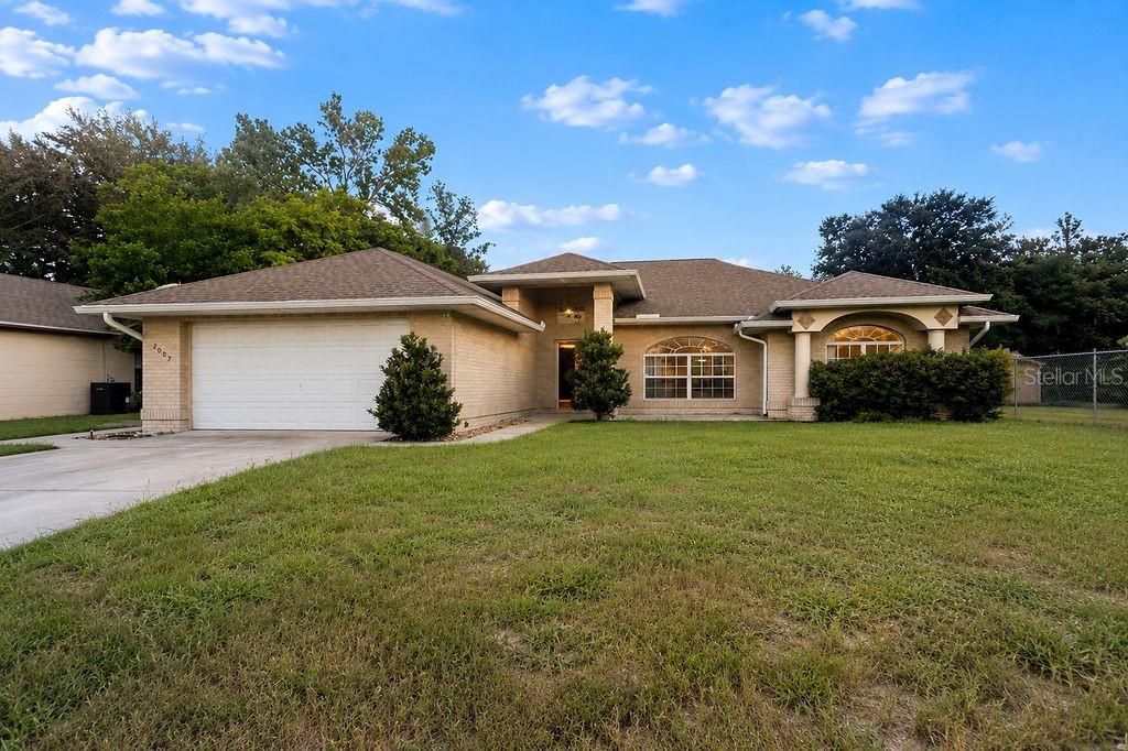 Single Family Residence in DELTONA, FL - Daniel Dourado