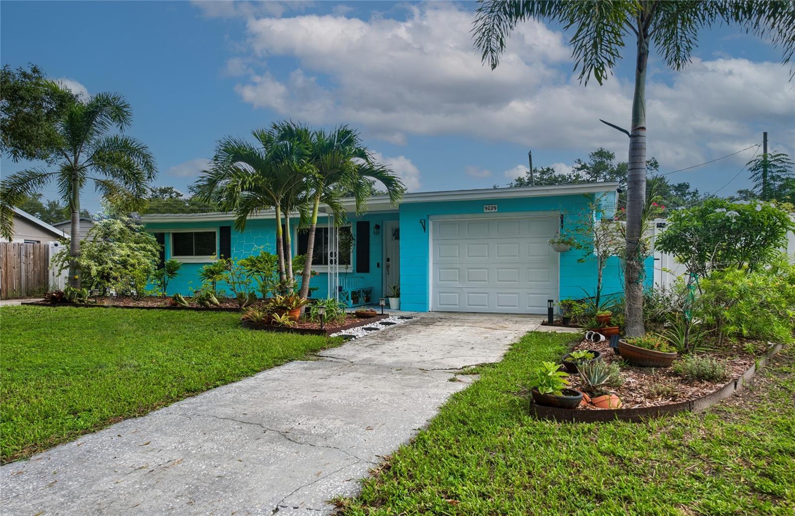Single Family Residence in LARGO, FL - Daniel Dourado