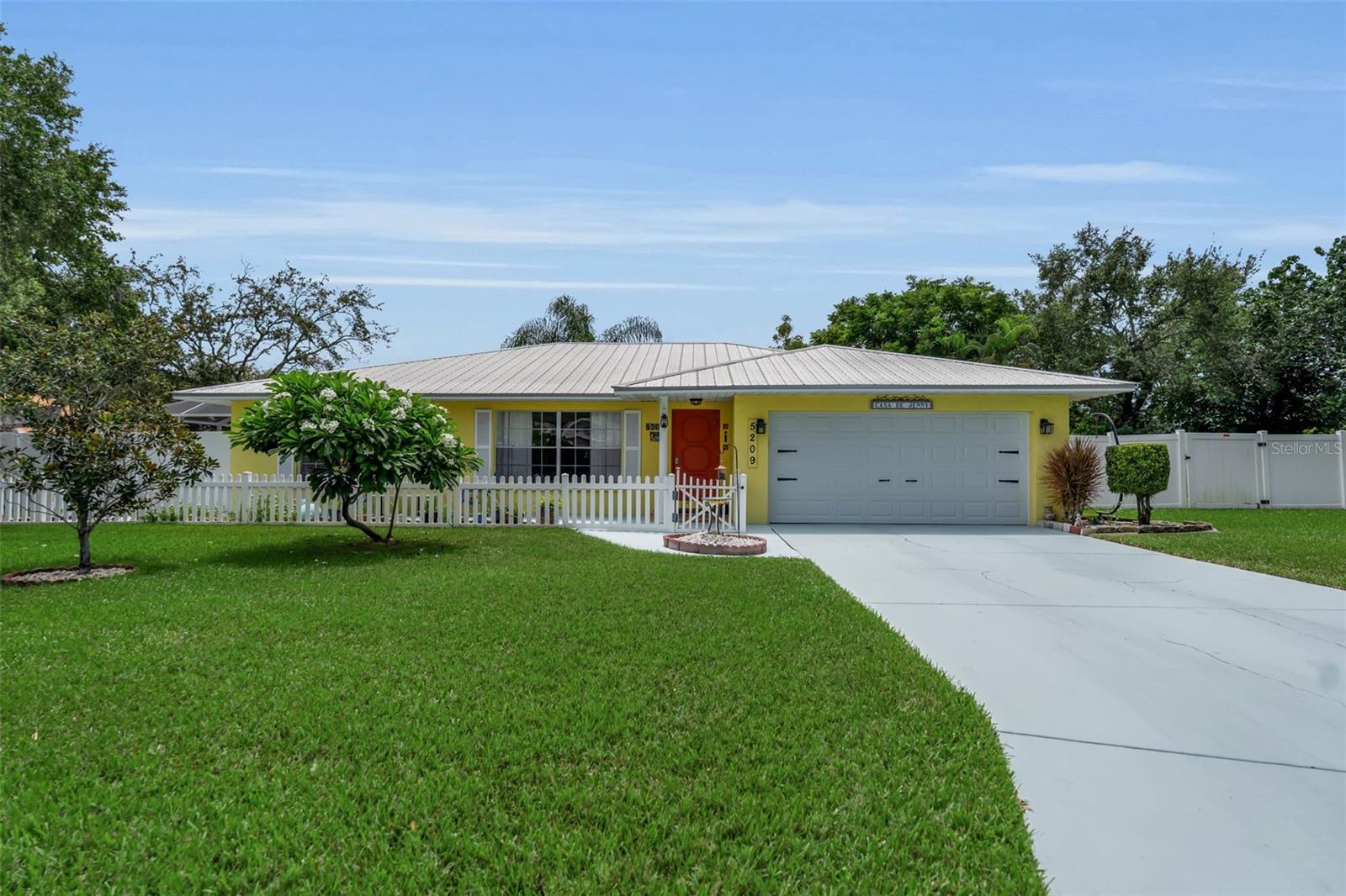 Single Family Residence in BRADENTON, FL - Daniel Dourado