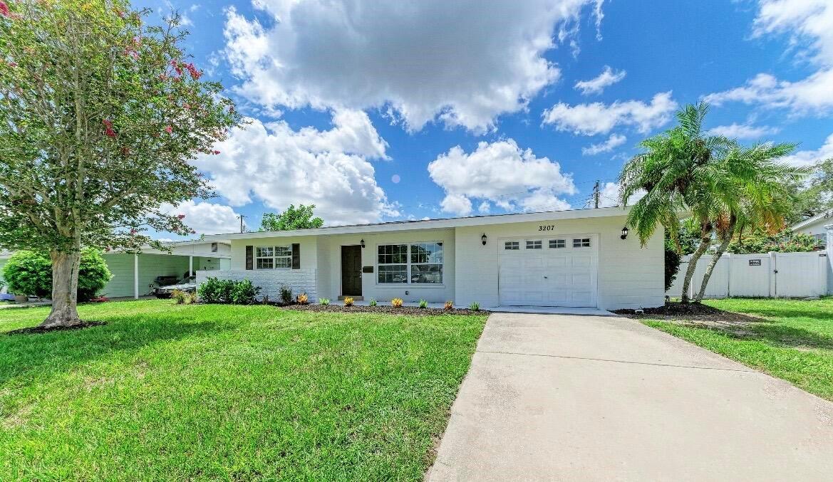Single Family Residence in BRADENTON, FL - Daniel Dourado