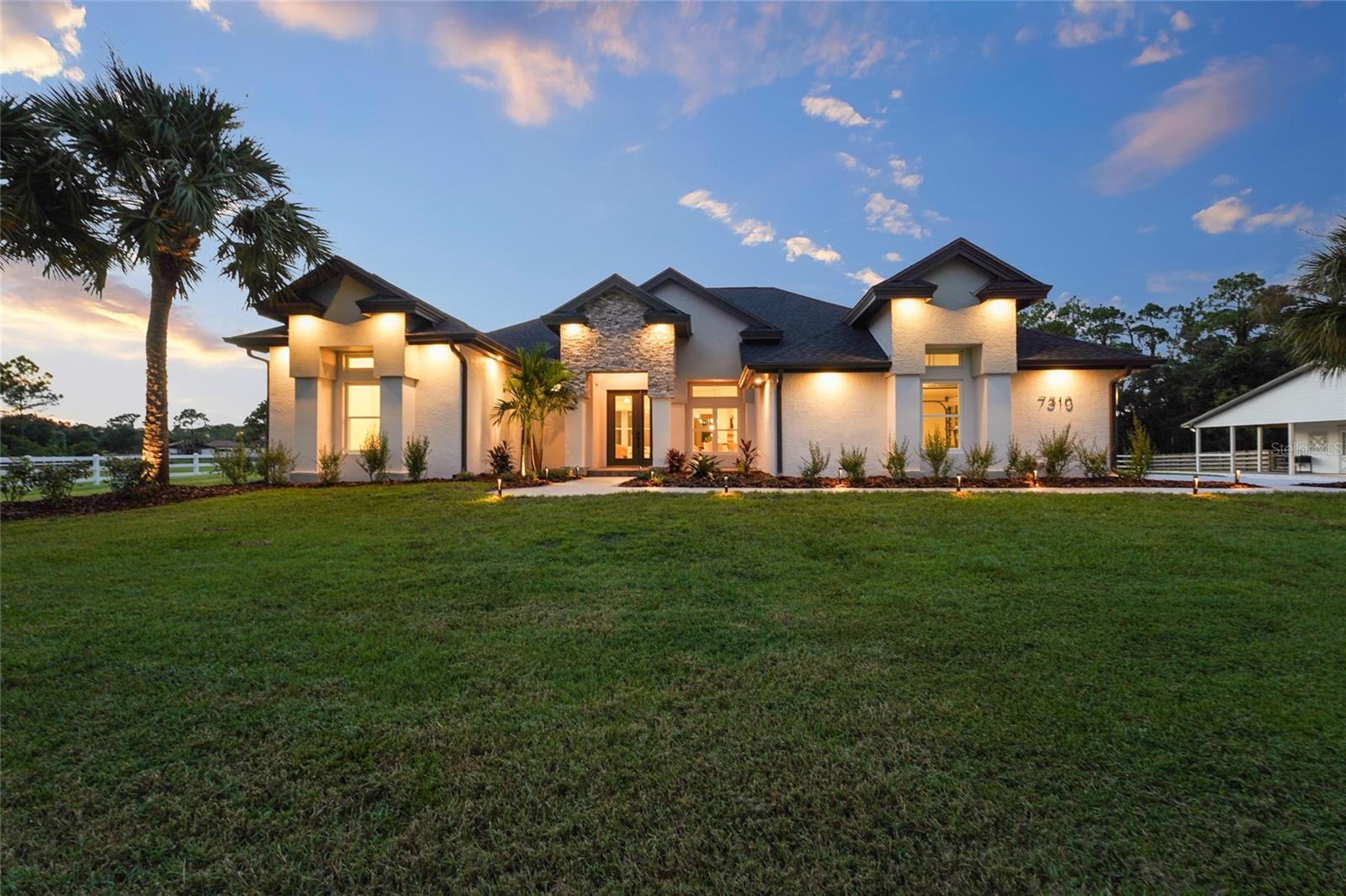 Single Family Residence in BRADENTON, FL - Daniel Dourado