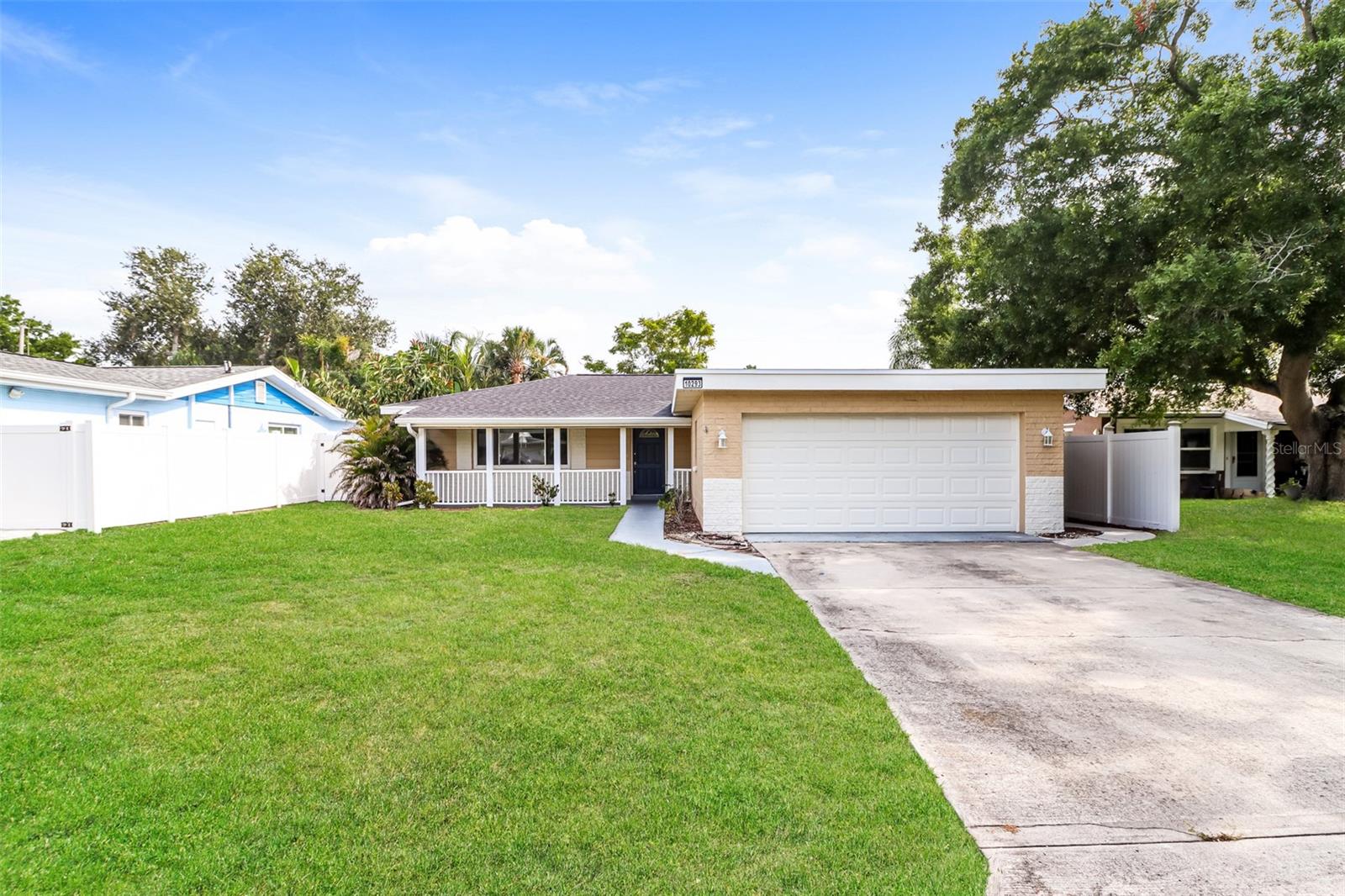 Single Family Residence in SEMINOLE, FL - Daniel Dourado
