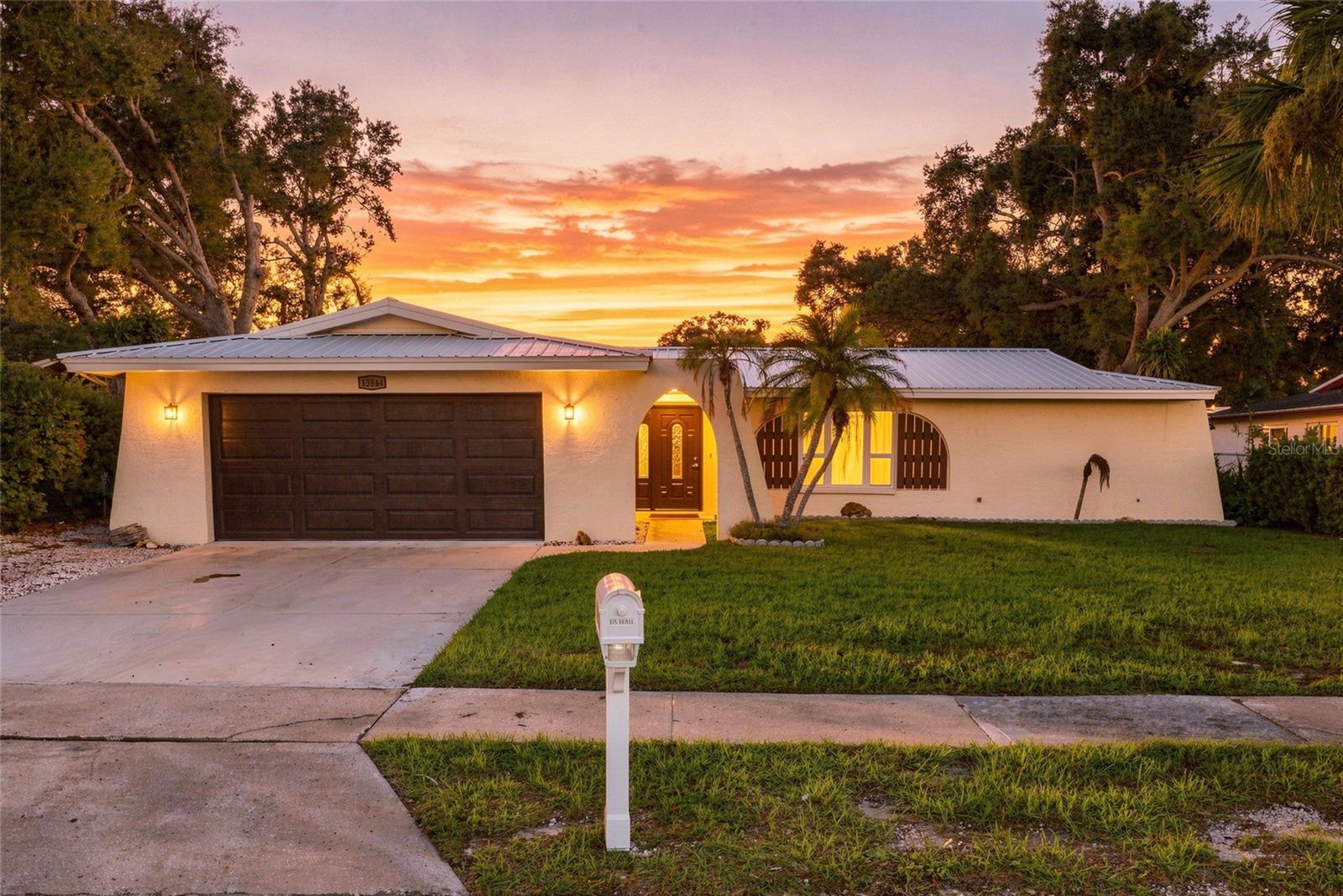 Single Family Residence in SEMINOLE, FL - Daniel Dourado
