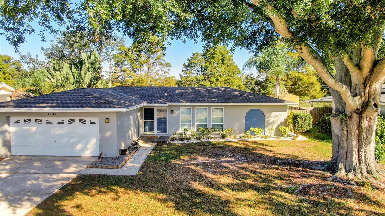 Single Family Residence in SEMINOLE, FL - Daniel Dourado