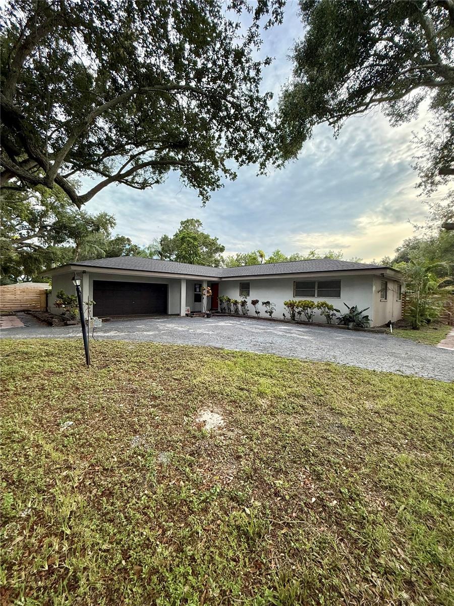 Single Family Residence em BELLEAIR BLUFFS, FL - Daniel Dourado
