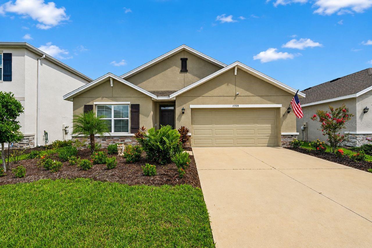 Single Family Residence in BRADENTON, FL - Daniel Dourado