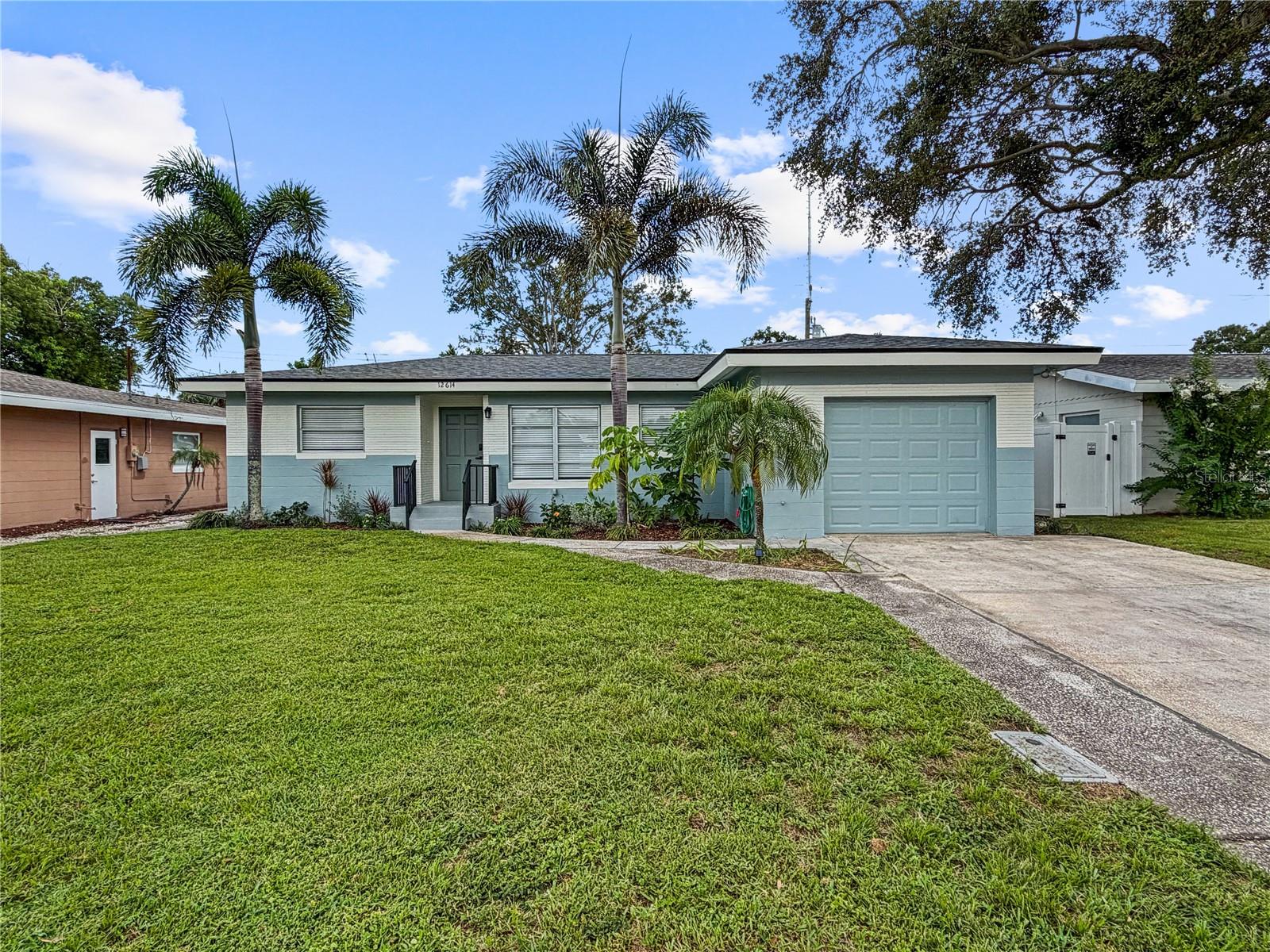 Single Family Residence in SEMINOLE, FL - Daniel Dourado