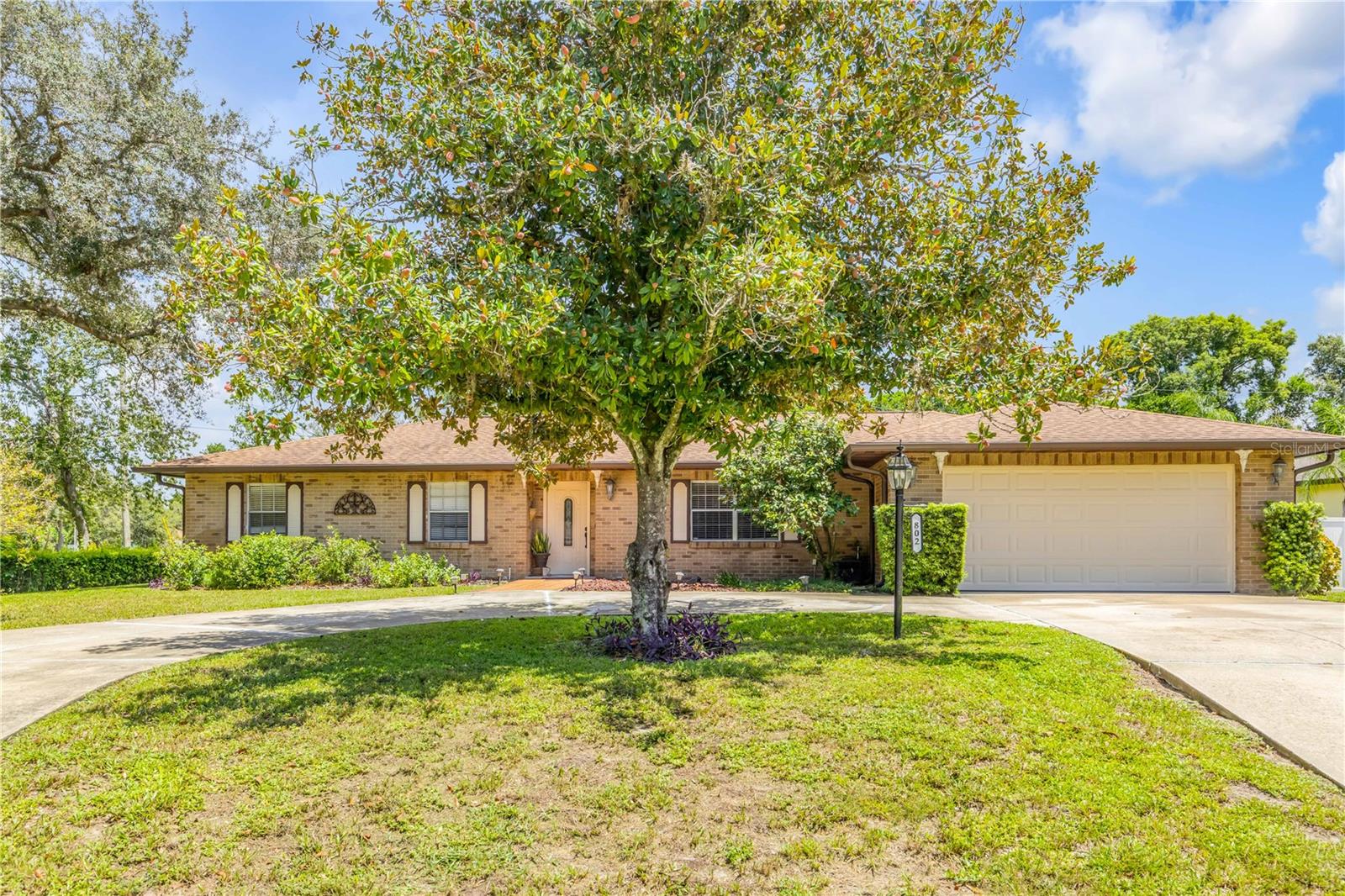 Single Family Residence in DELTONA, FL - Daniel Dourado