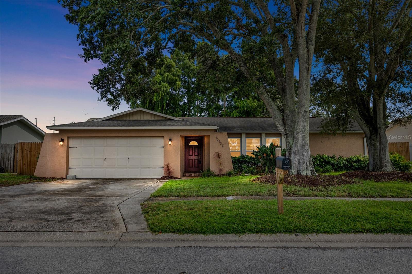 Single Family Residence in SEMINOLE, FL - Daniel Dourado