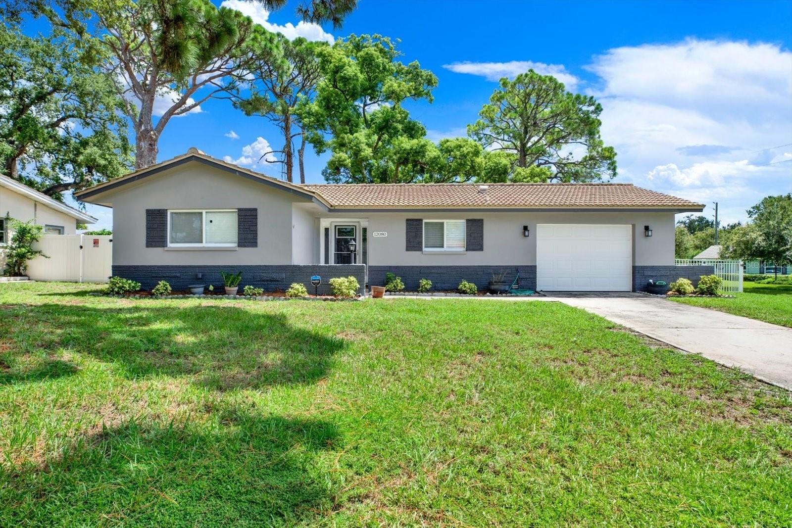 Single Family Residence in SEMINOLE, FL - Daniel Dourado