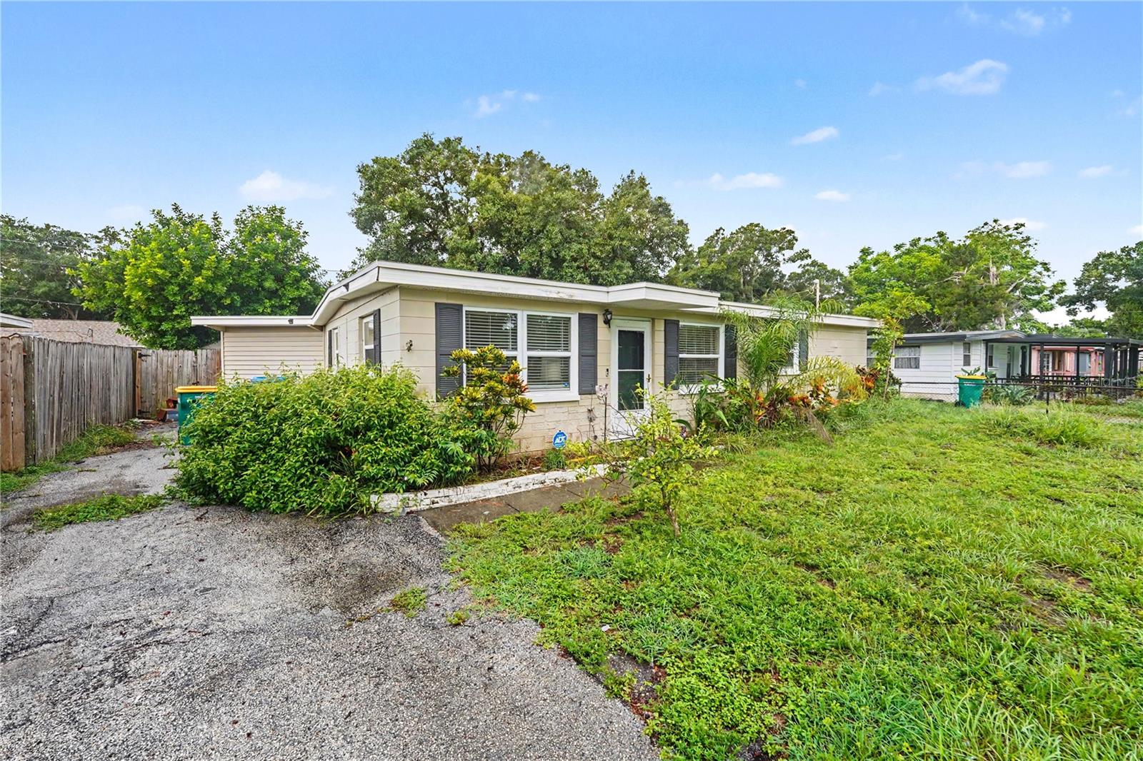 Single Family Residence in SEMINOLE, FL - Daniel Dourado