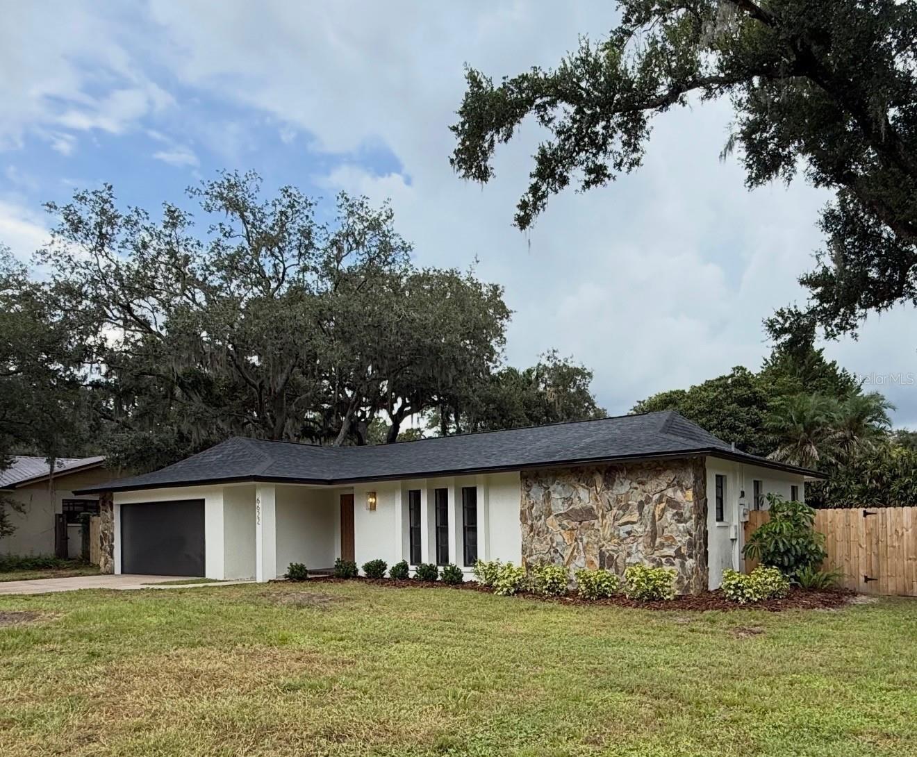 Single Family Residence em TEMPLE TERRACE, FL - Daniel Dourado