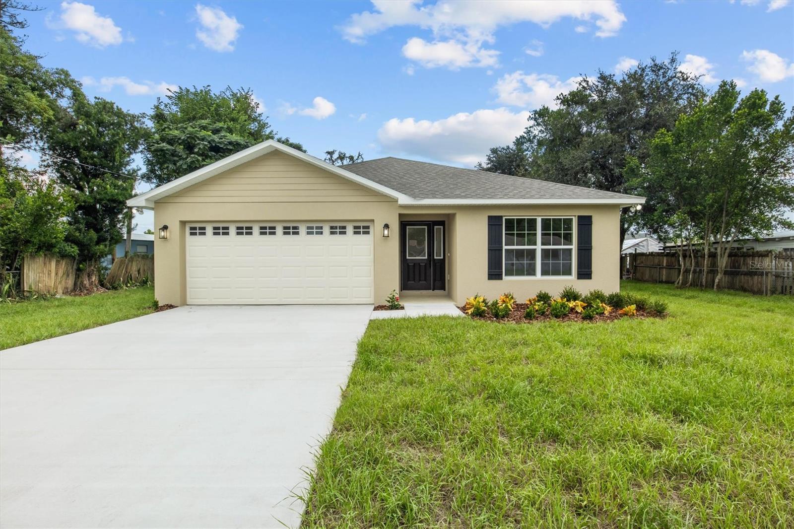 Single Family Residence in EAGLE LAKE, FL - Daniel Dourado