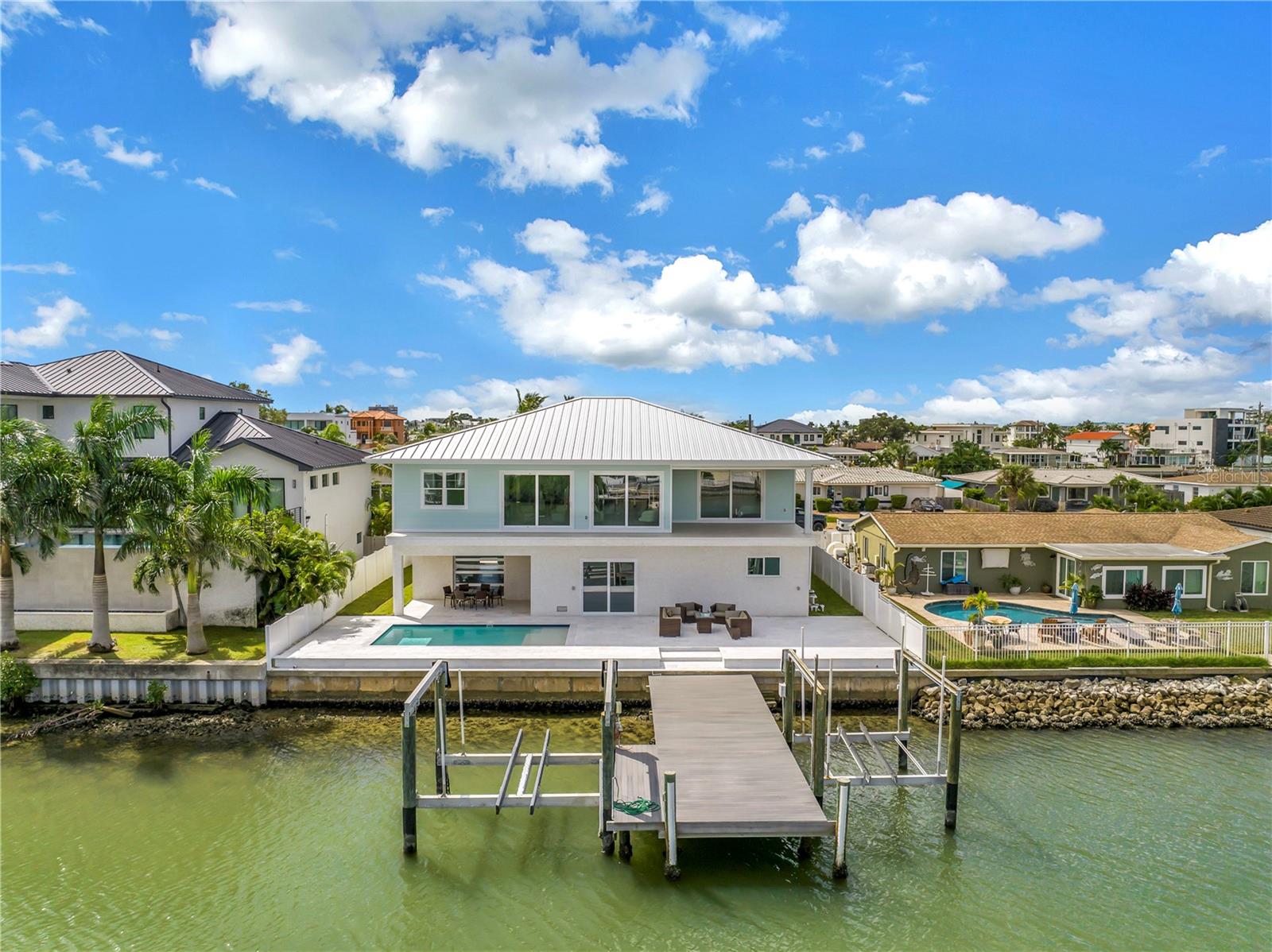 Single Family Residence in ST PETERSBURG, FL - Daniel Dourado