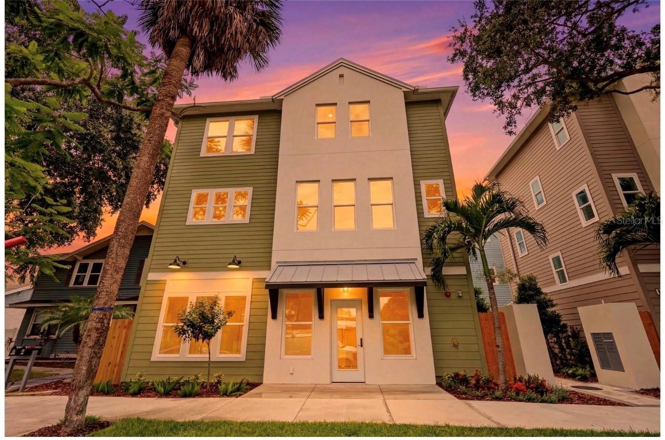Single Family Residence in ST PETERSBURG, FL - Daniel Dourado