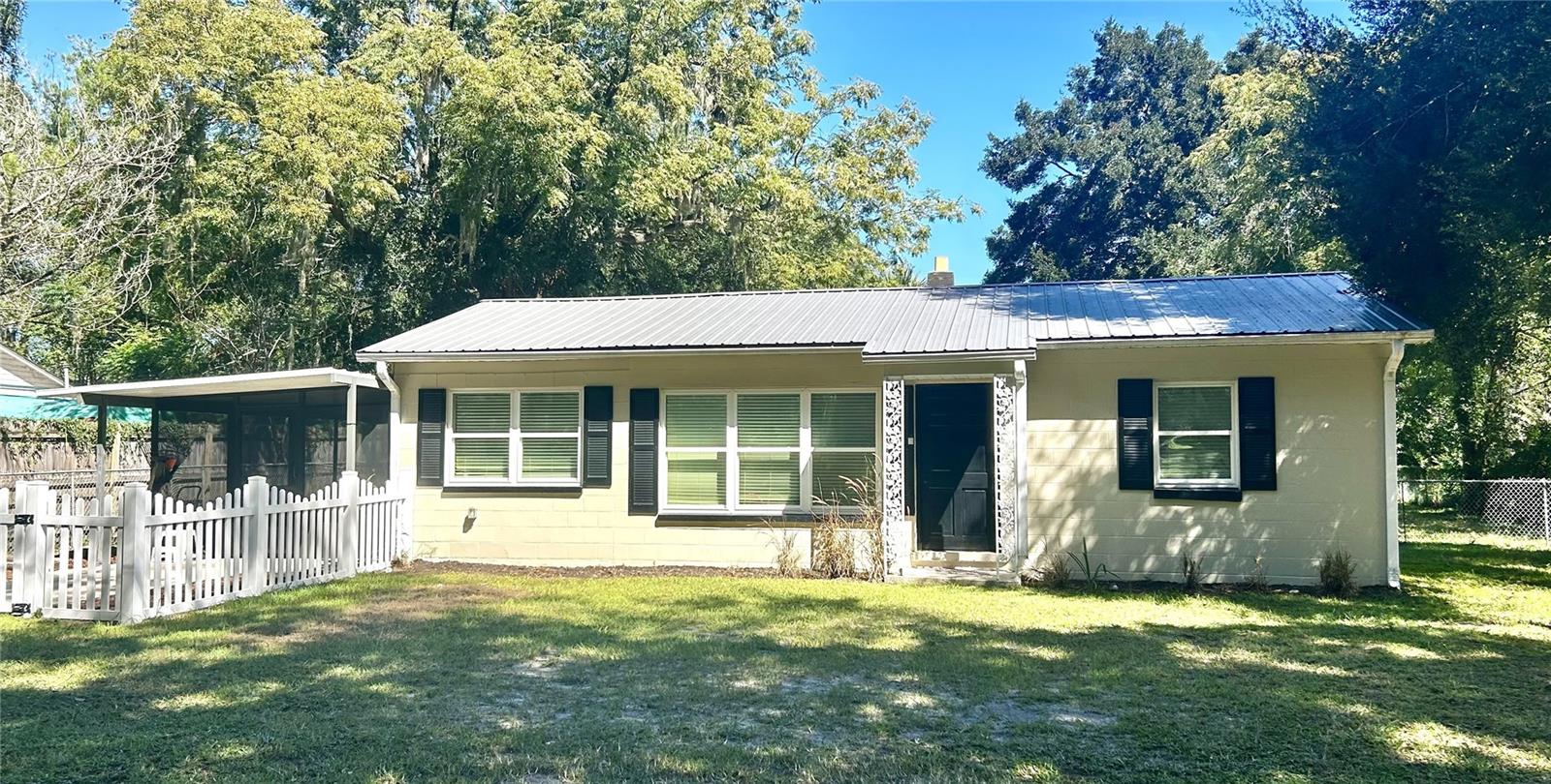Single Family Residence in FRUITLAND PARK, FL - Daniel Dourado