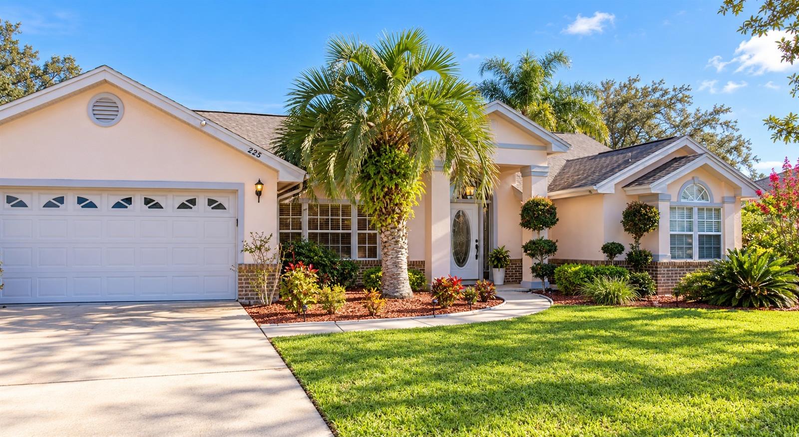 Single Family Residence in OVIEDO, FL - Daniel Dourado