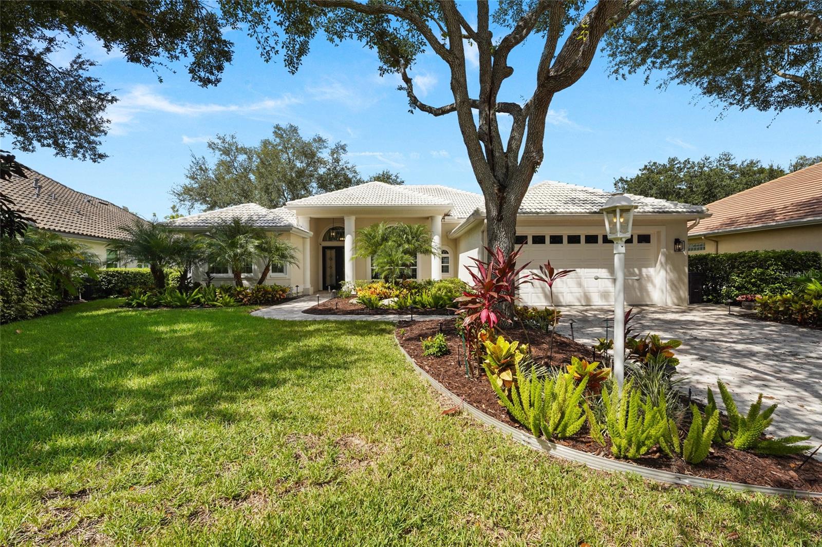 Single Family Residence in UNIVERSITY PARK, FL - Daniel Dourado