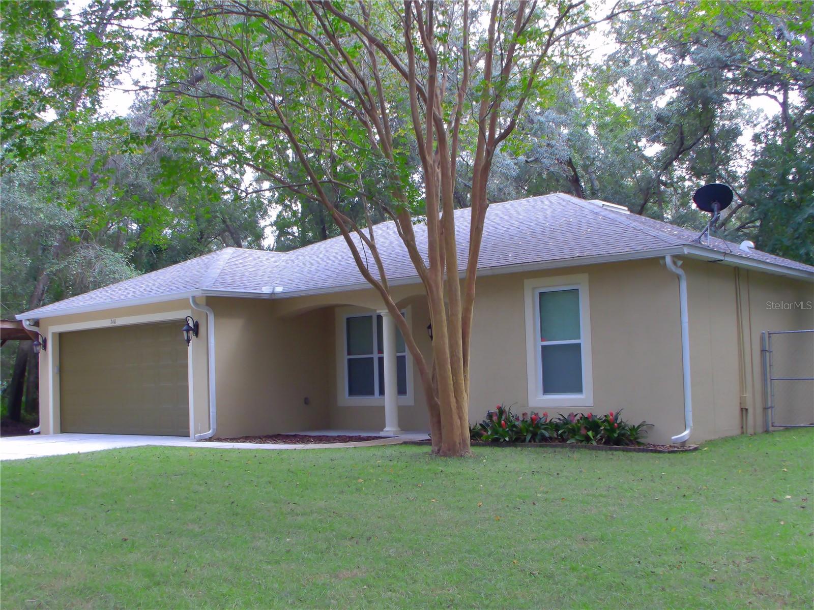 Single Family Residence in DELAND, FL - Daniel Dourado