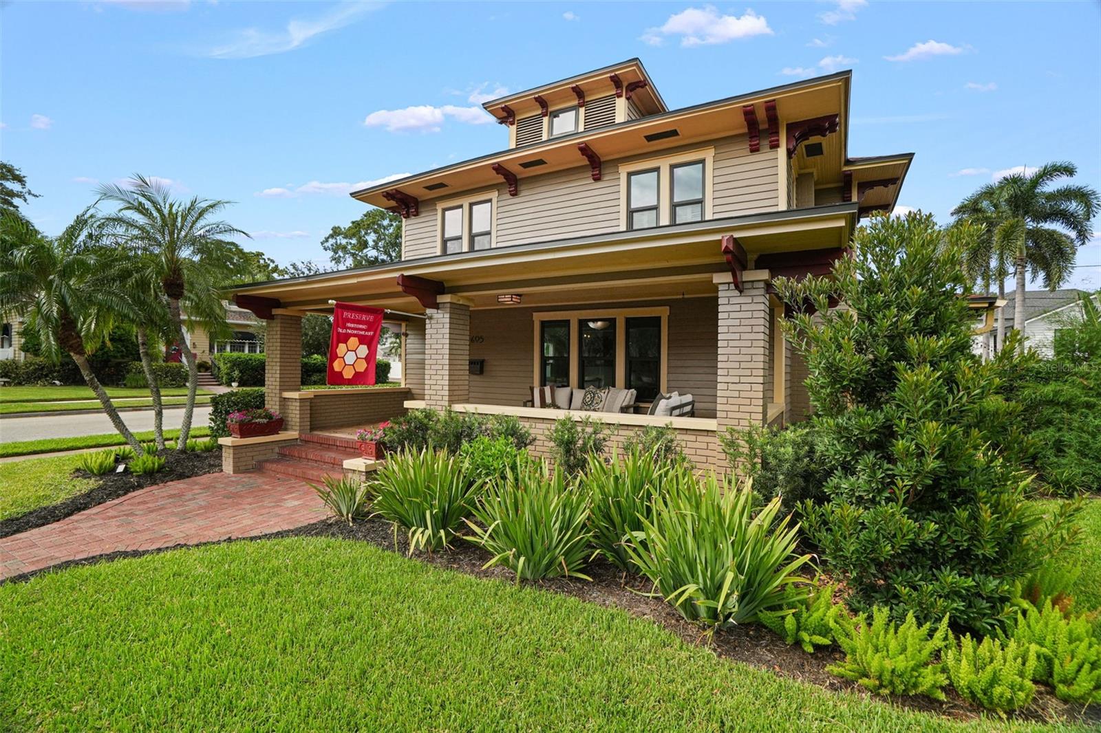 Single Family Residence in ST PETERSBURG, FL - Daniel Dourado