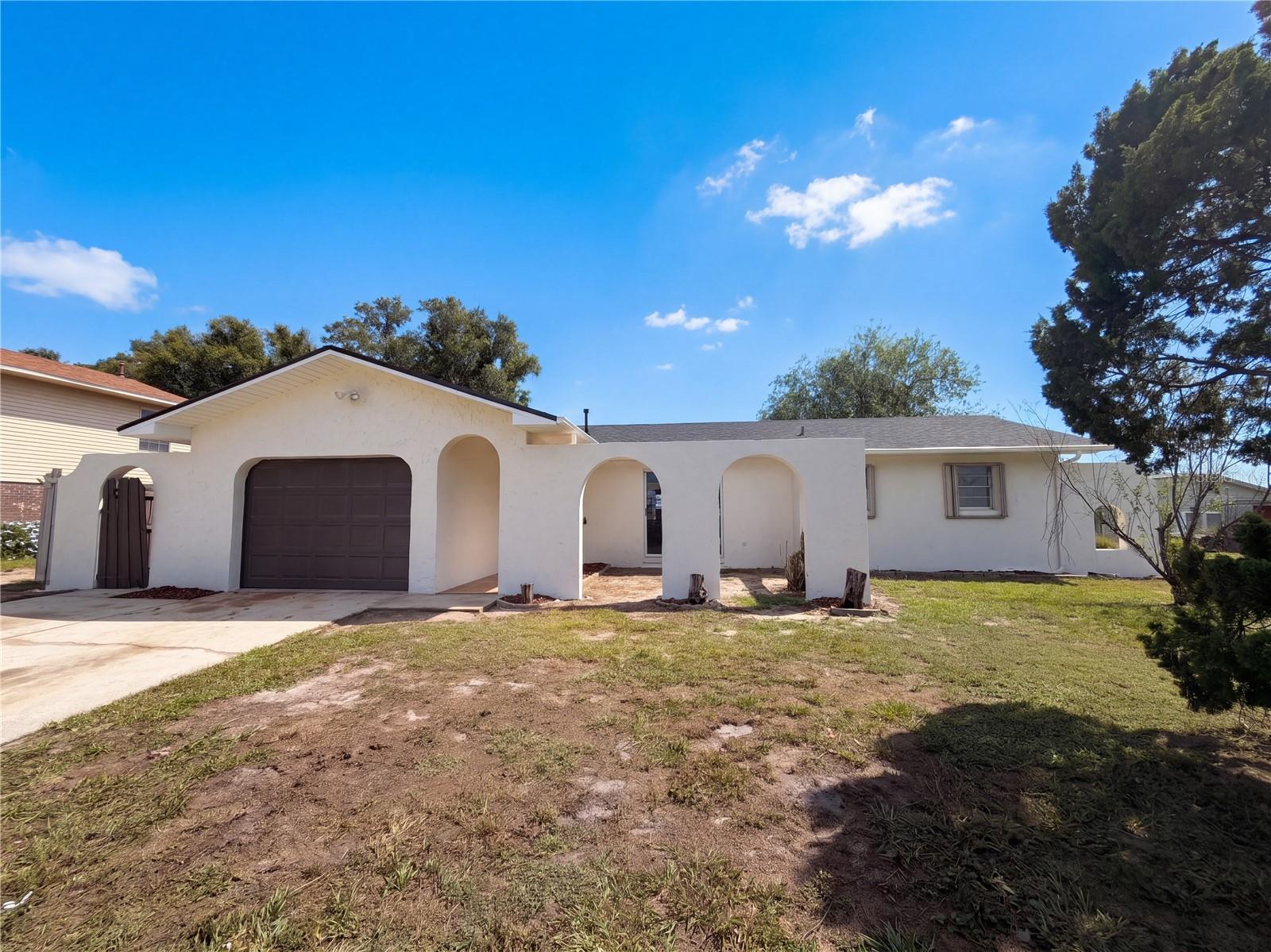 Single Family Residence in EAGLE LAKE, FL - Daniel Dourado