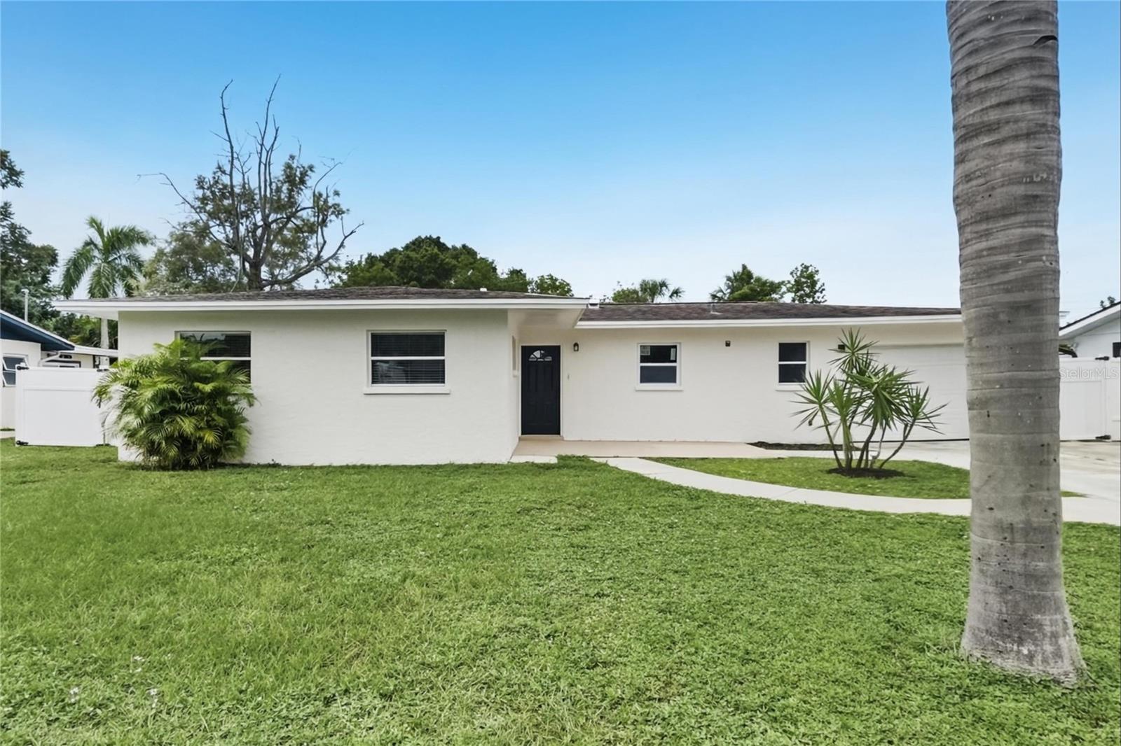 Single Family Residence in BRADENTON, FL - Daniel Dourado