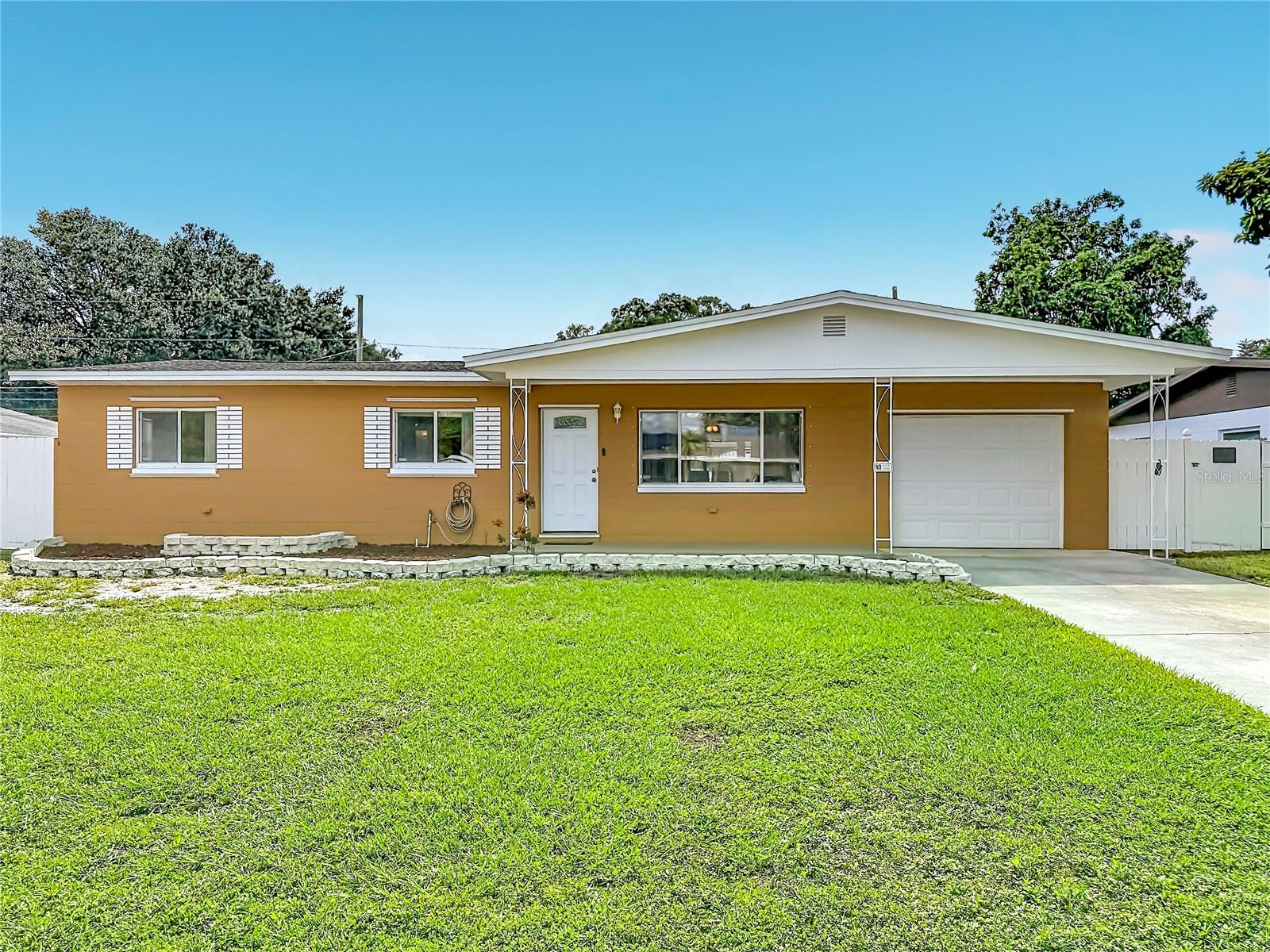 Single Family Residence in SEMINOLE, FL - Daniel Dourado