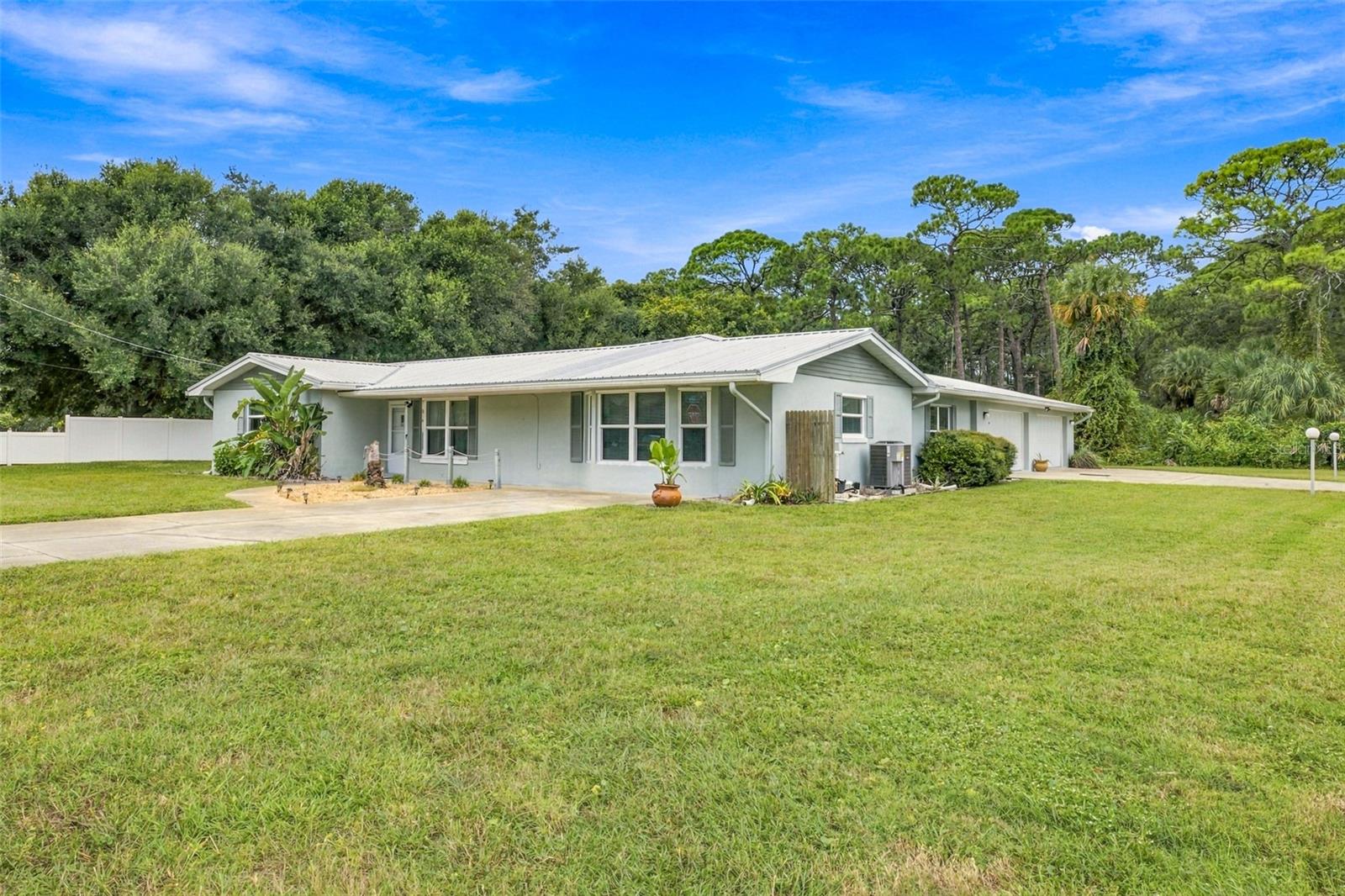 Single Family Residence in EDGEWATER, FL - Daniel Dourado