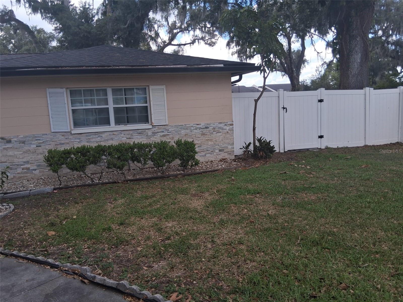 Single Family Residence in BRANDON, FL - Daniel Dourado